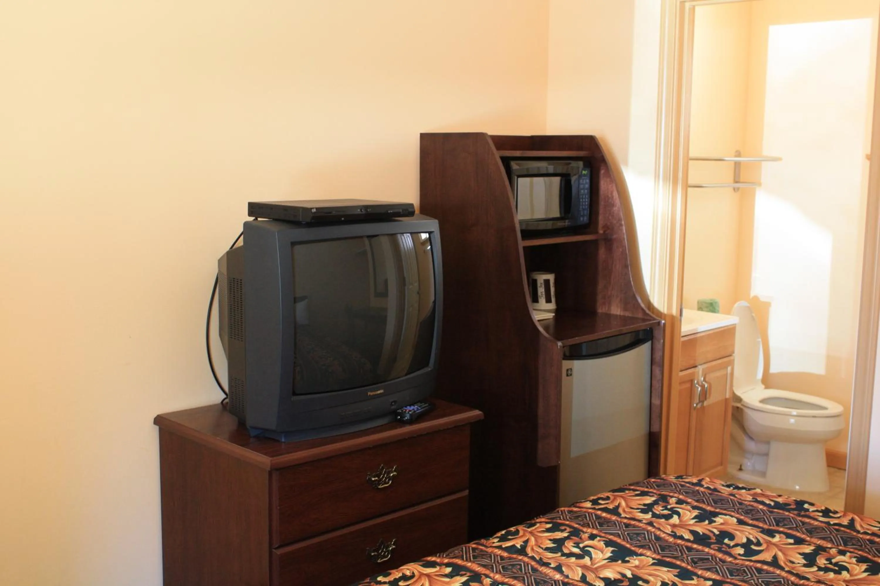 TV and multimedia in Gold Trail Motor Lodge
