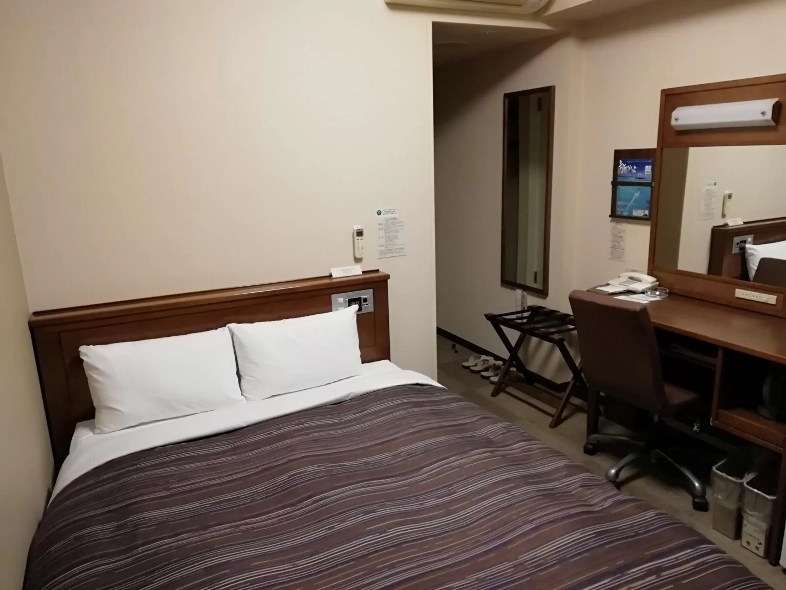 Photo of the whole room, Bed in Hotel Route-Inn Mito Kencho-mae