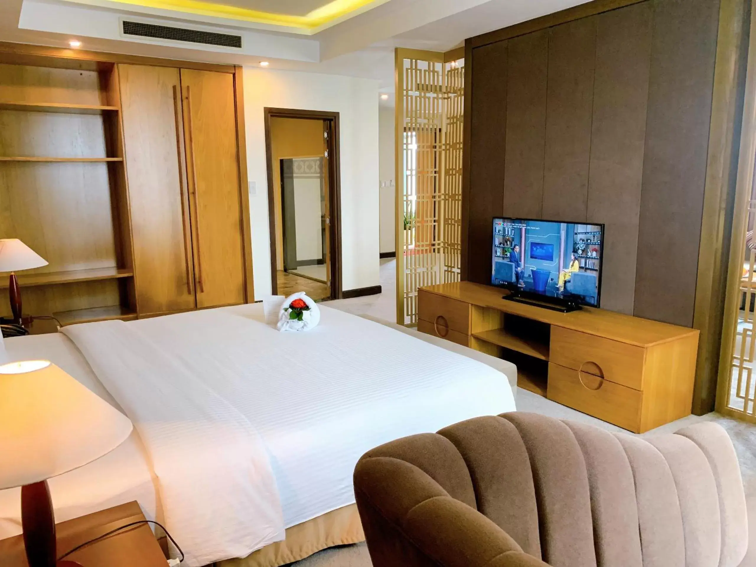 Bedroom, Bed in Muong Thanh Luxury Nhat Le Hotel