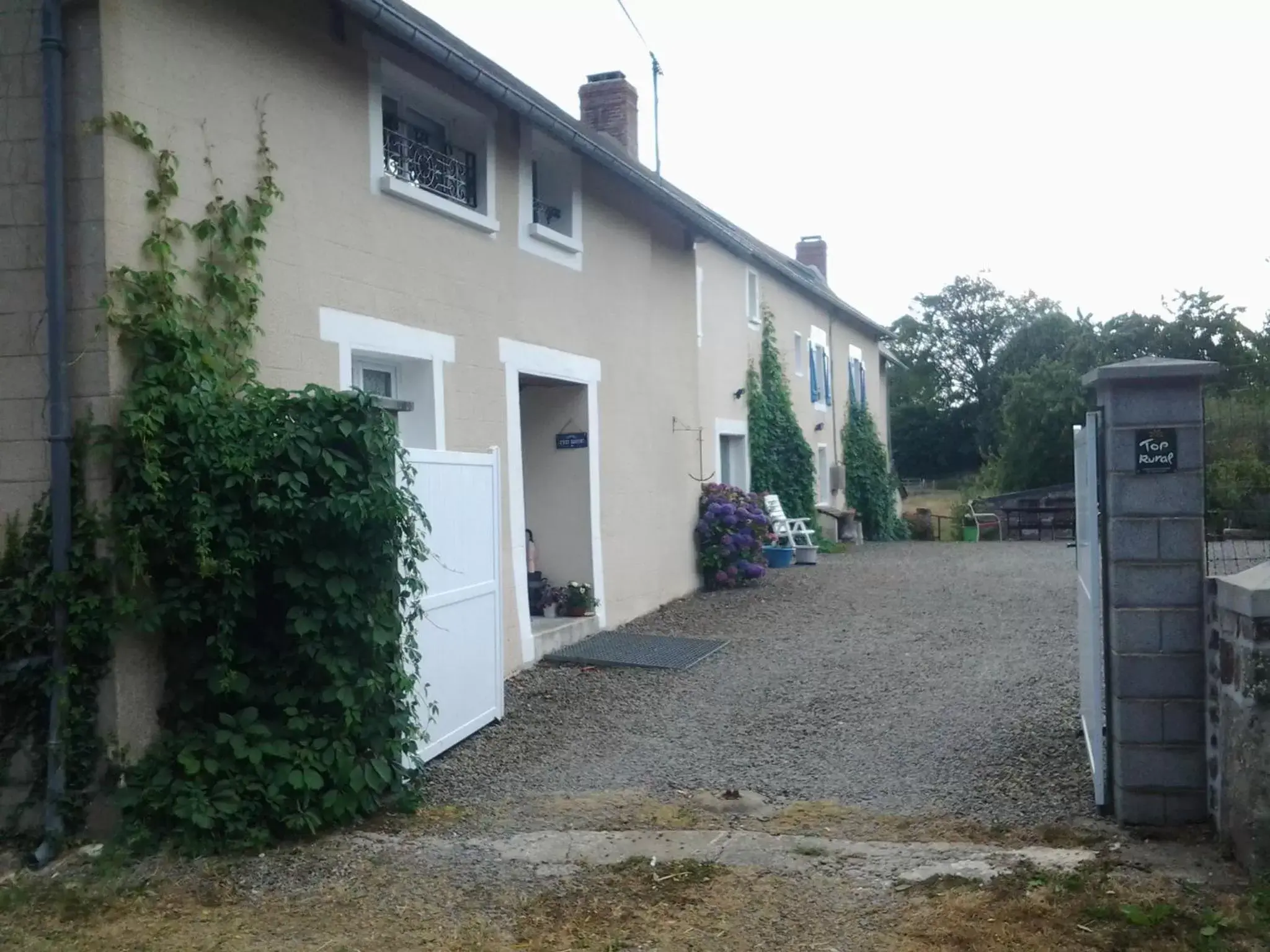 Facade/entrance, Property Building in La Parisière