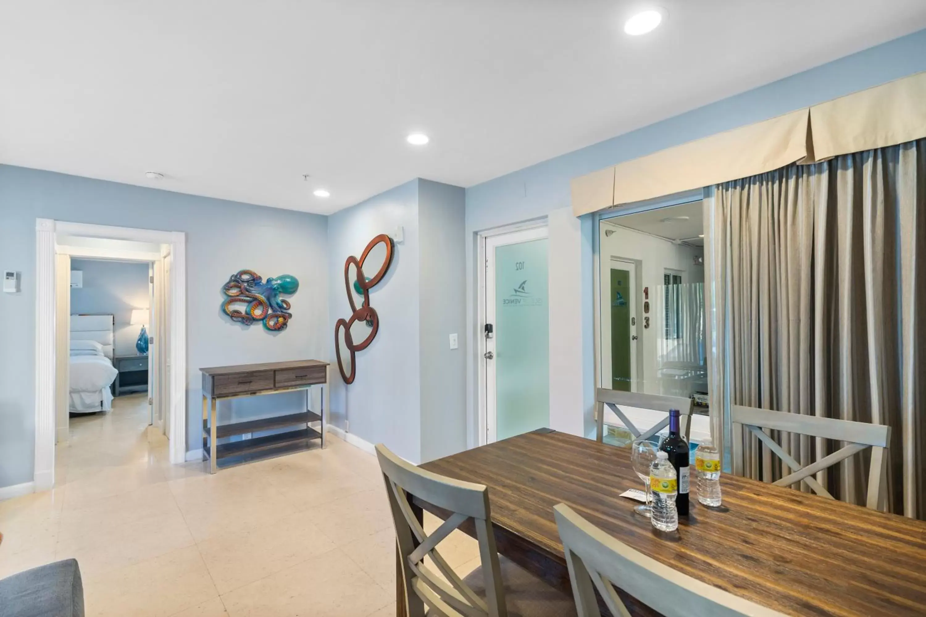 Dining Area in Isle of Venice Residence and Marina