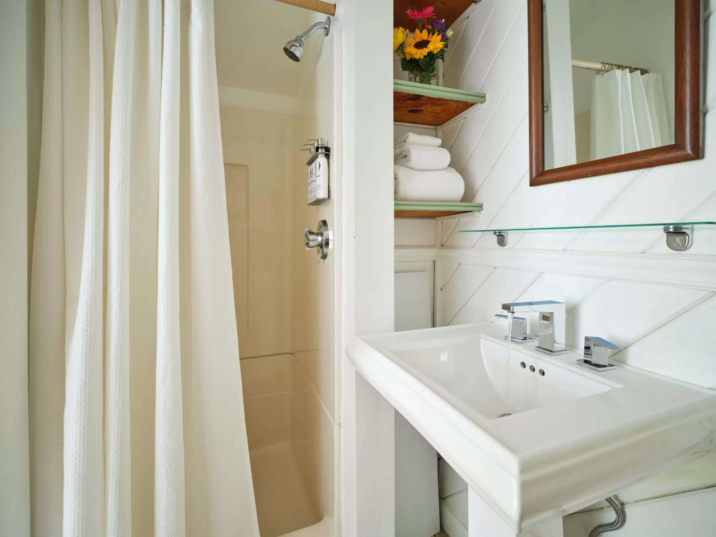 Shower, Bathroom in Abbey's Lantern Hill Inn