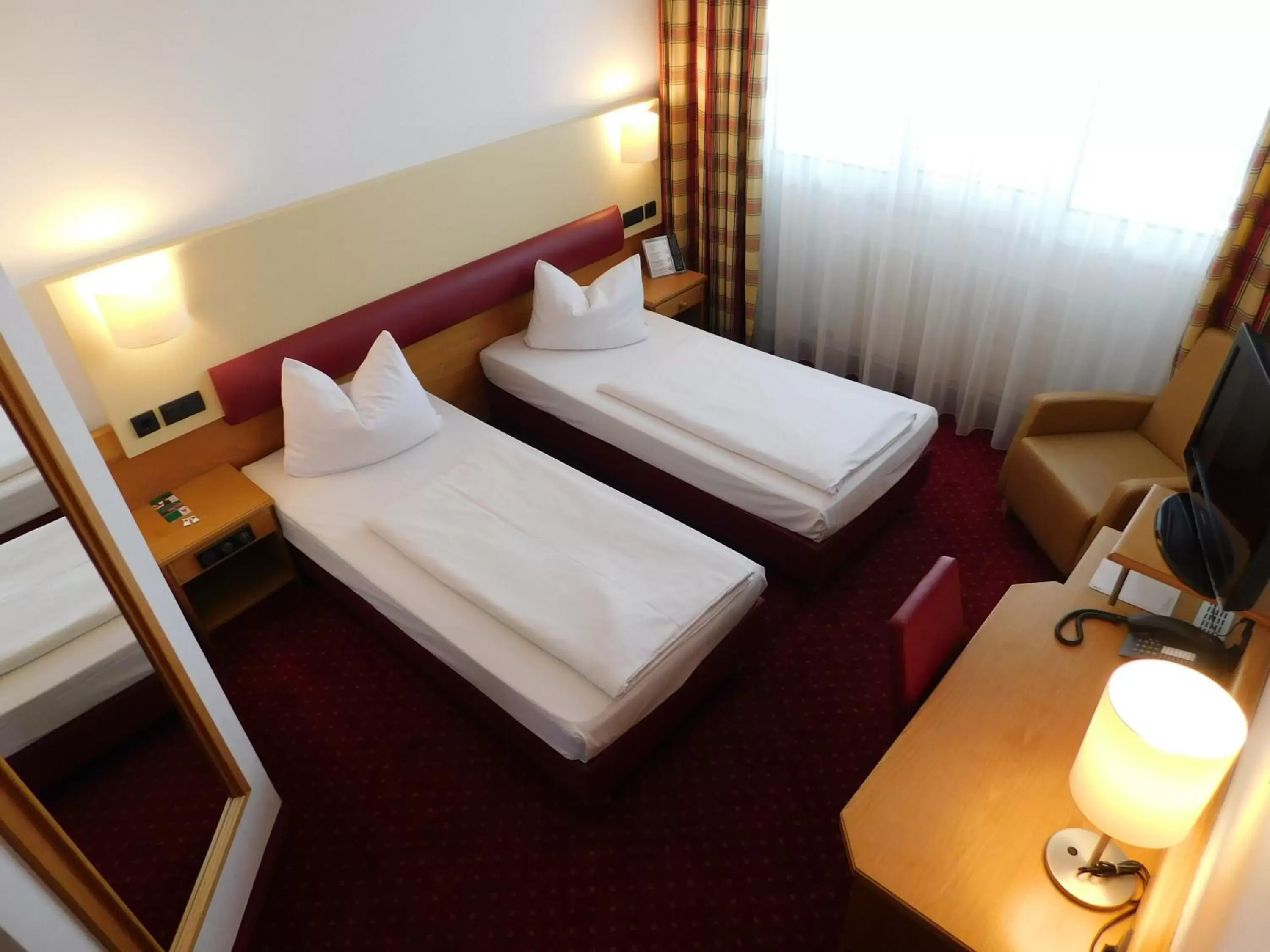 Photo of the whole room, Bed in Feringapark Hotel Unterföhring