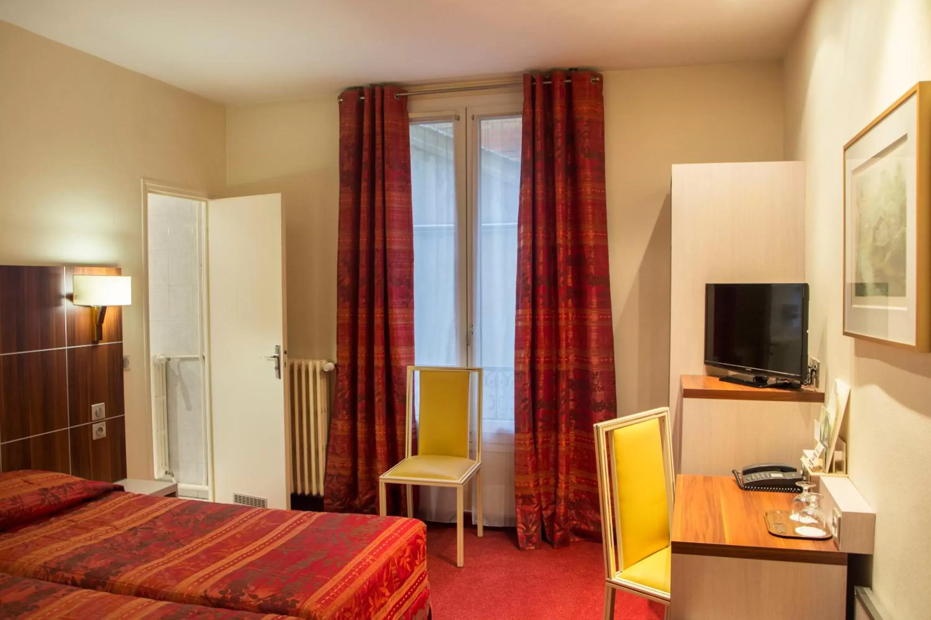 Photo of the whole room, TV/Entertainment Center in Hotel Terminus Montparnasse