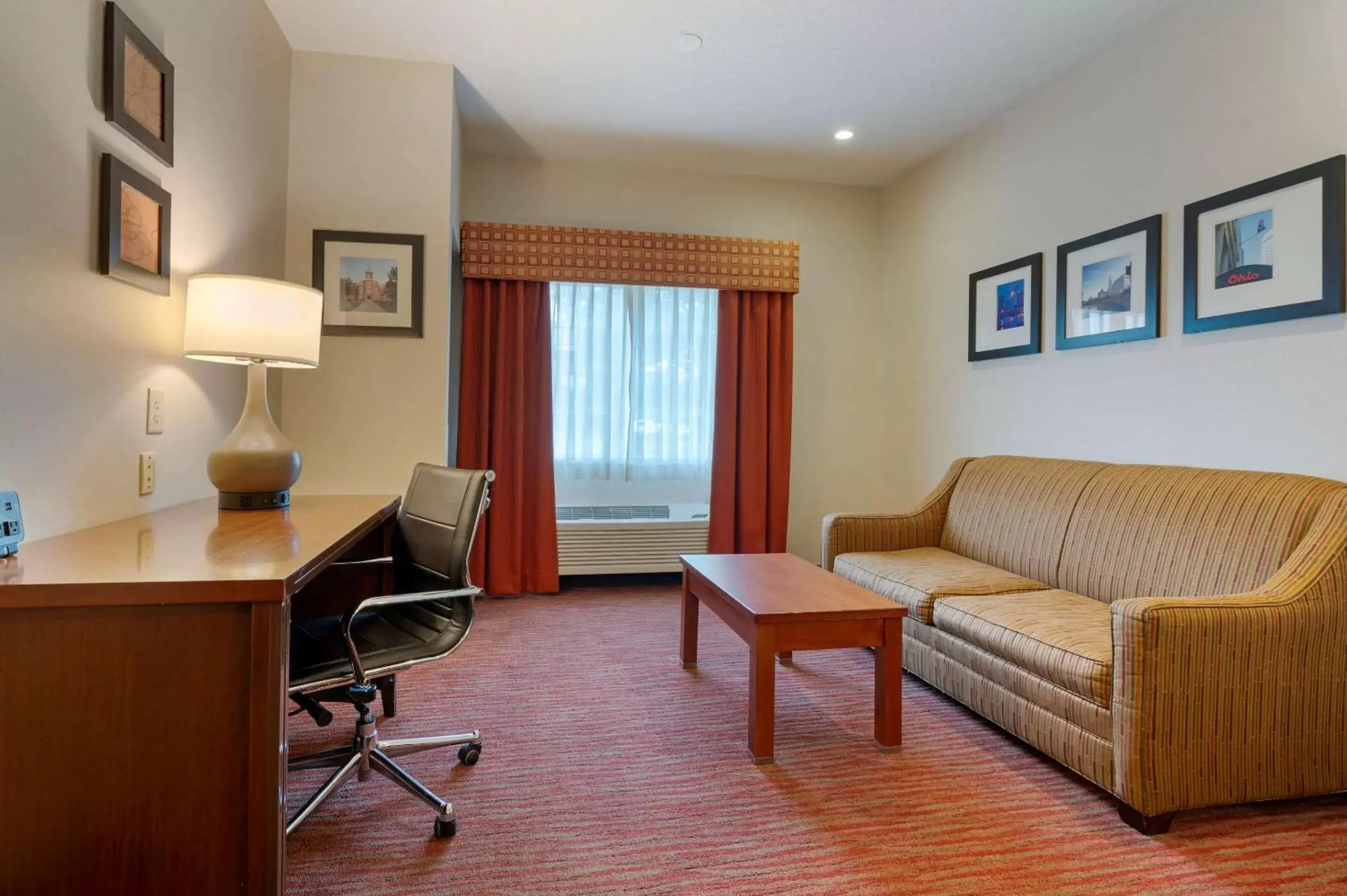 Photo of the whole room, Seating Area in Comfort Suites Columbus