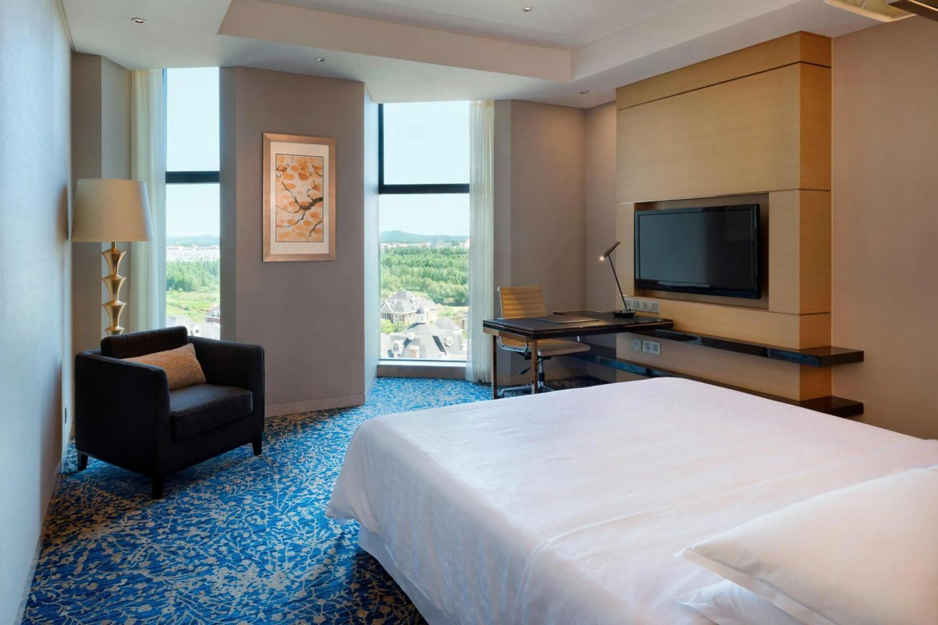 Photo of the whole room, Bed in Sheraton Changchun Jingyuetan Hotel