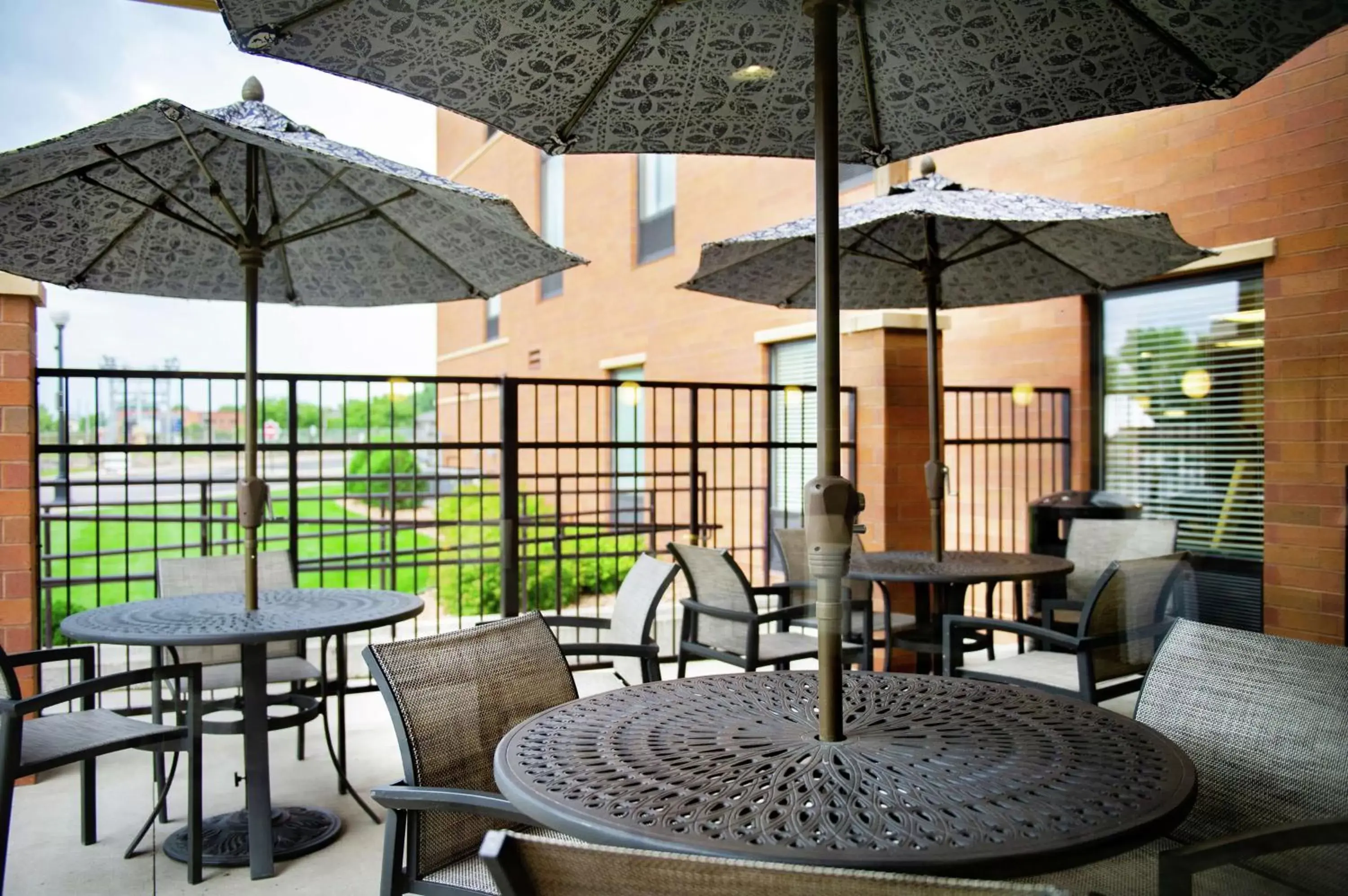 Patio, Restaurant/Places to Eat in Hampton Inn and Suites La Crosse Downtown