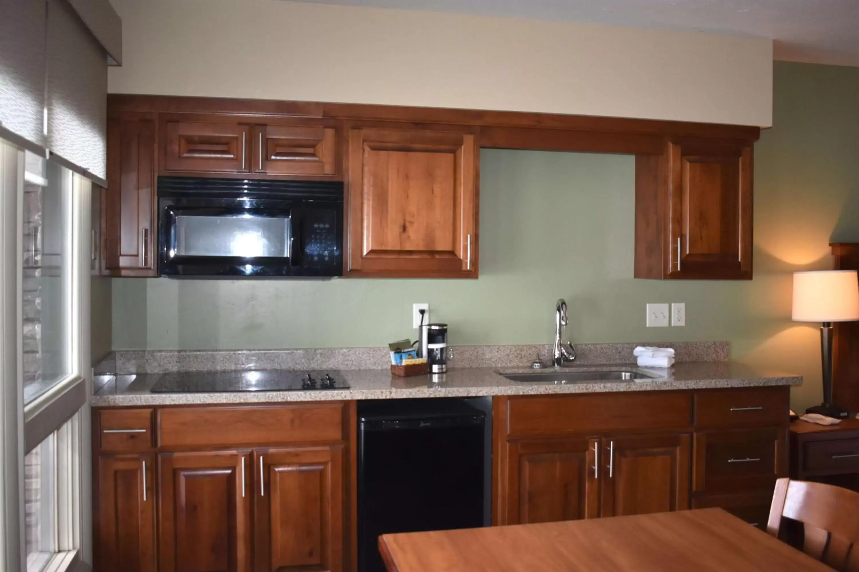 Photo of the whole room, Kitchen/Kitchenette in Best Western Driftwood Inn