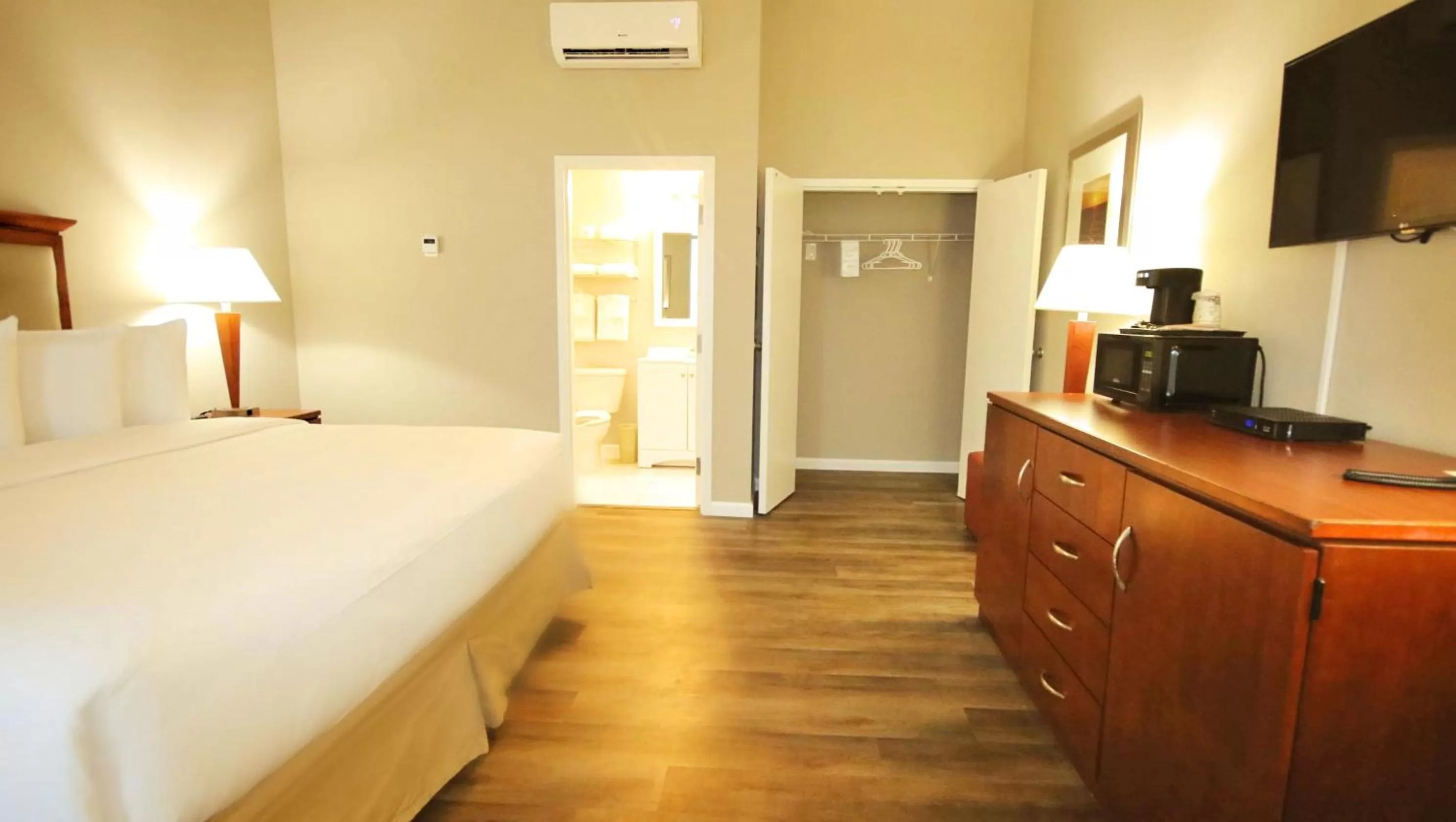 Bed in John's Pass Hotel - Fully Remote Check In