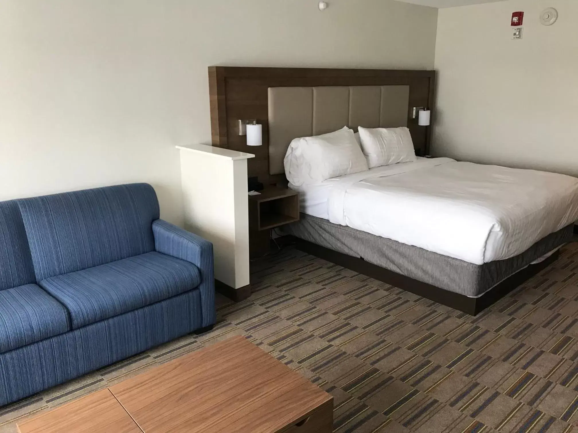 Bed in Holiday Inn Express & Suites - Pittsburgh - Monroeville, an IHG Hotel