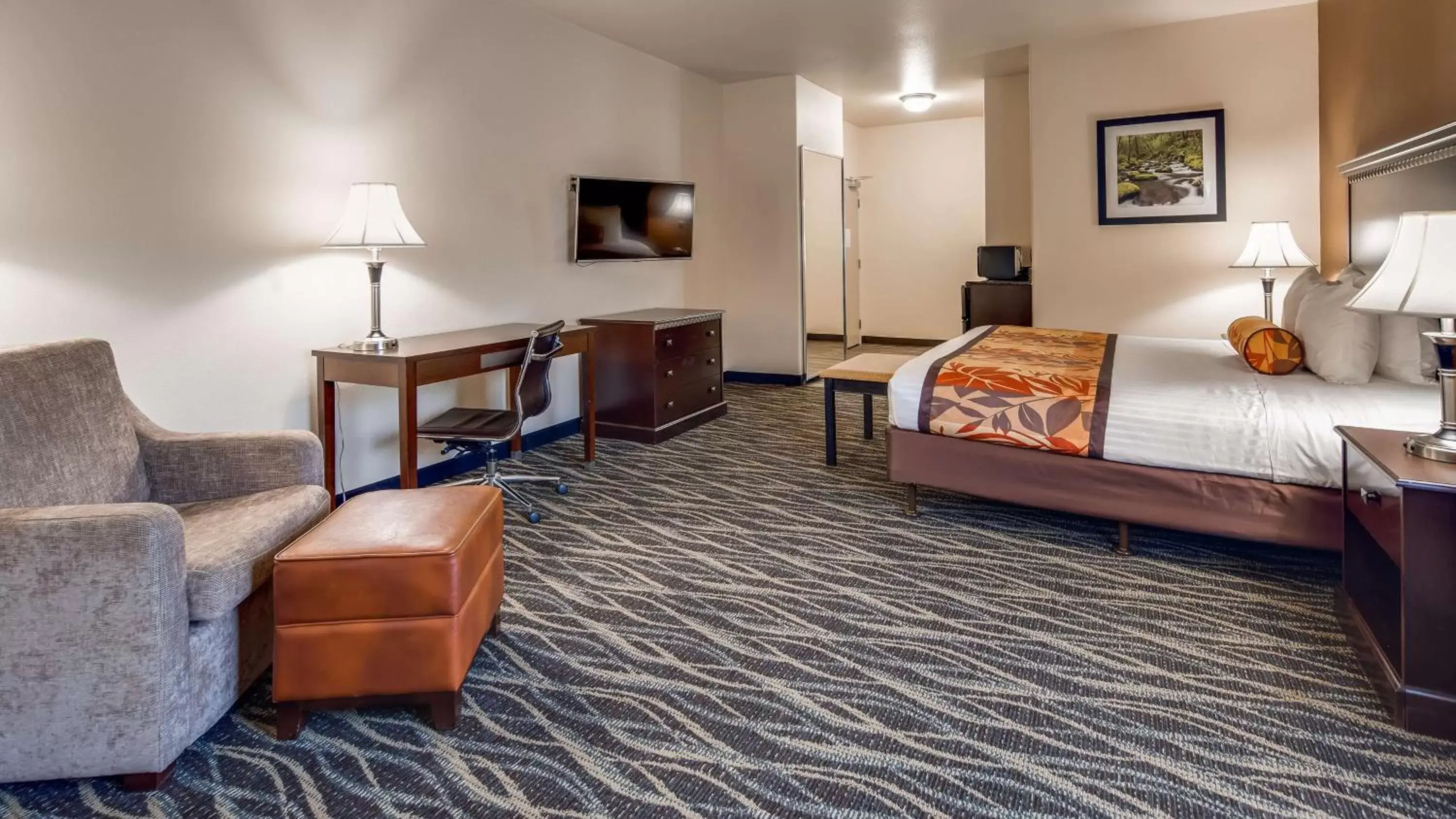 Photo of the whole room in Best Western Plus Battleground Inn & Suites