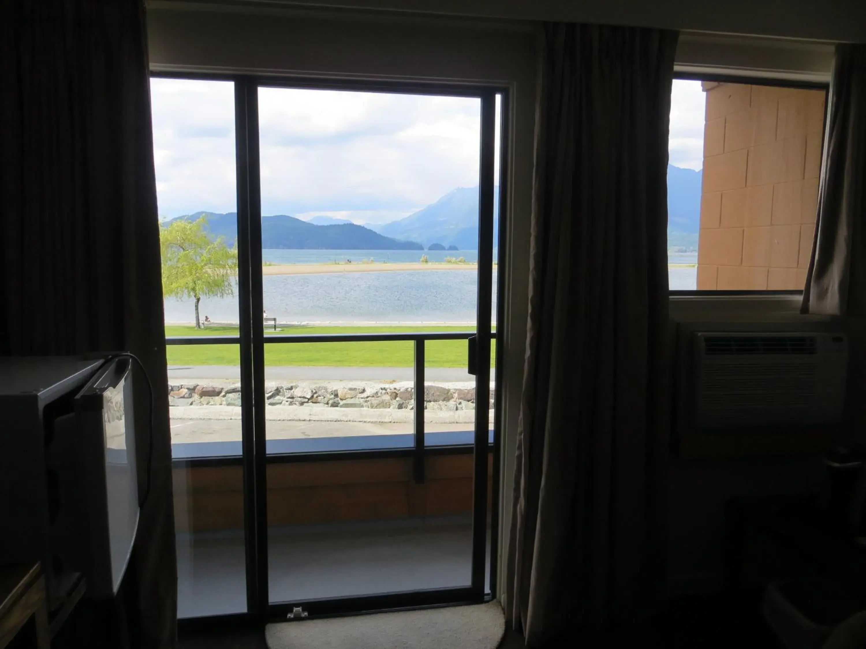 King Room with Balcony and Lake View in Spring Villa Hotel