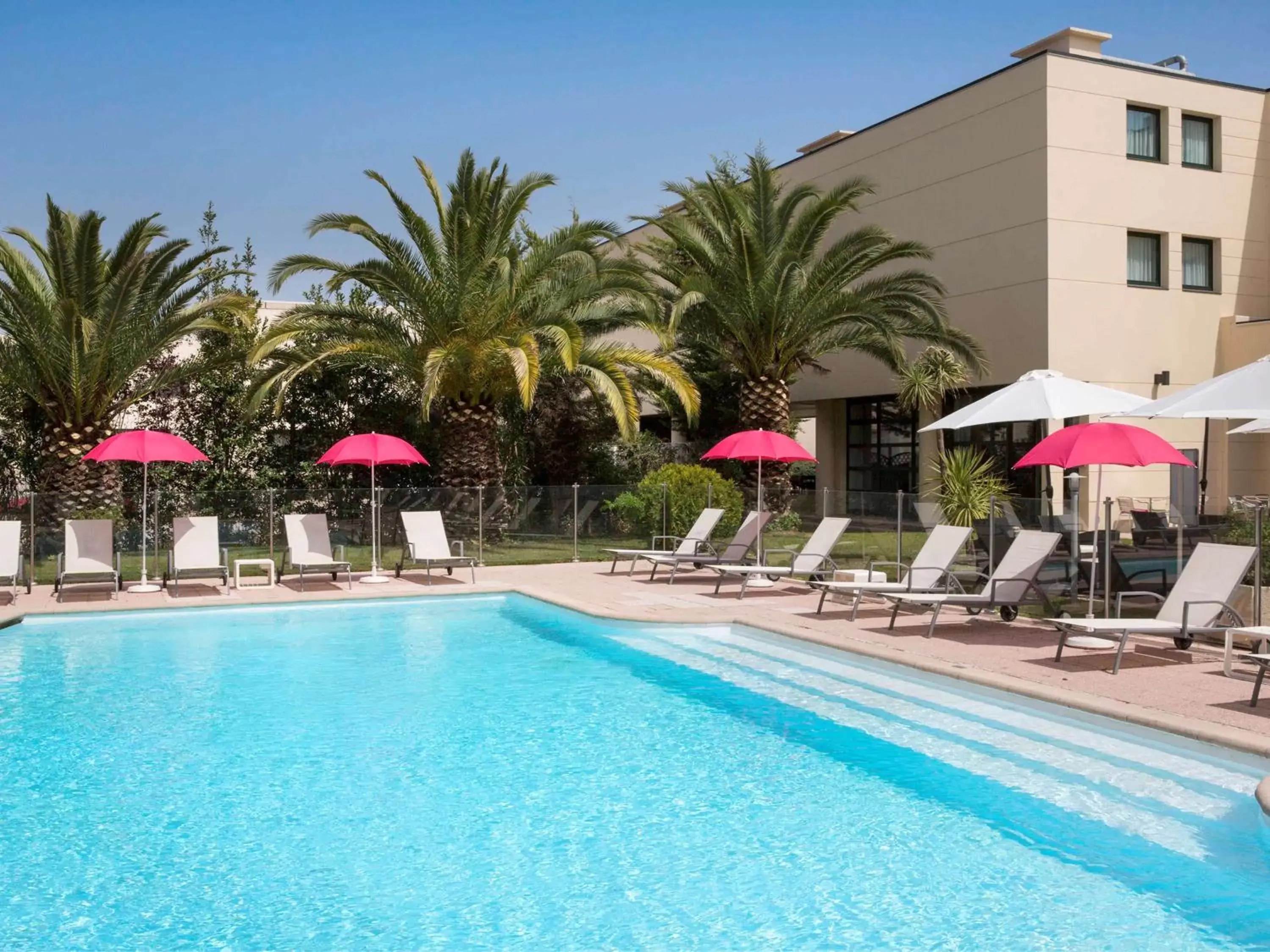 Property building, Swimming Pool in Mercure Cannes Mandelieu