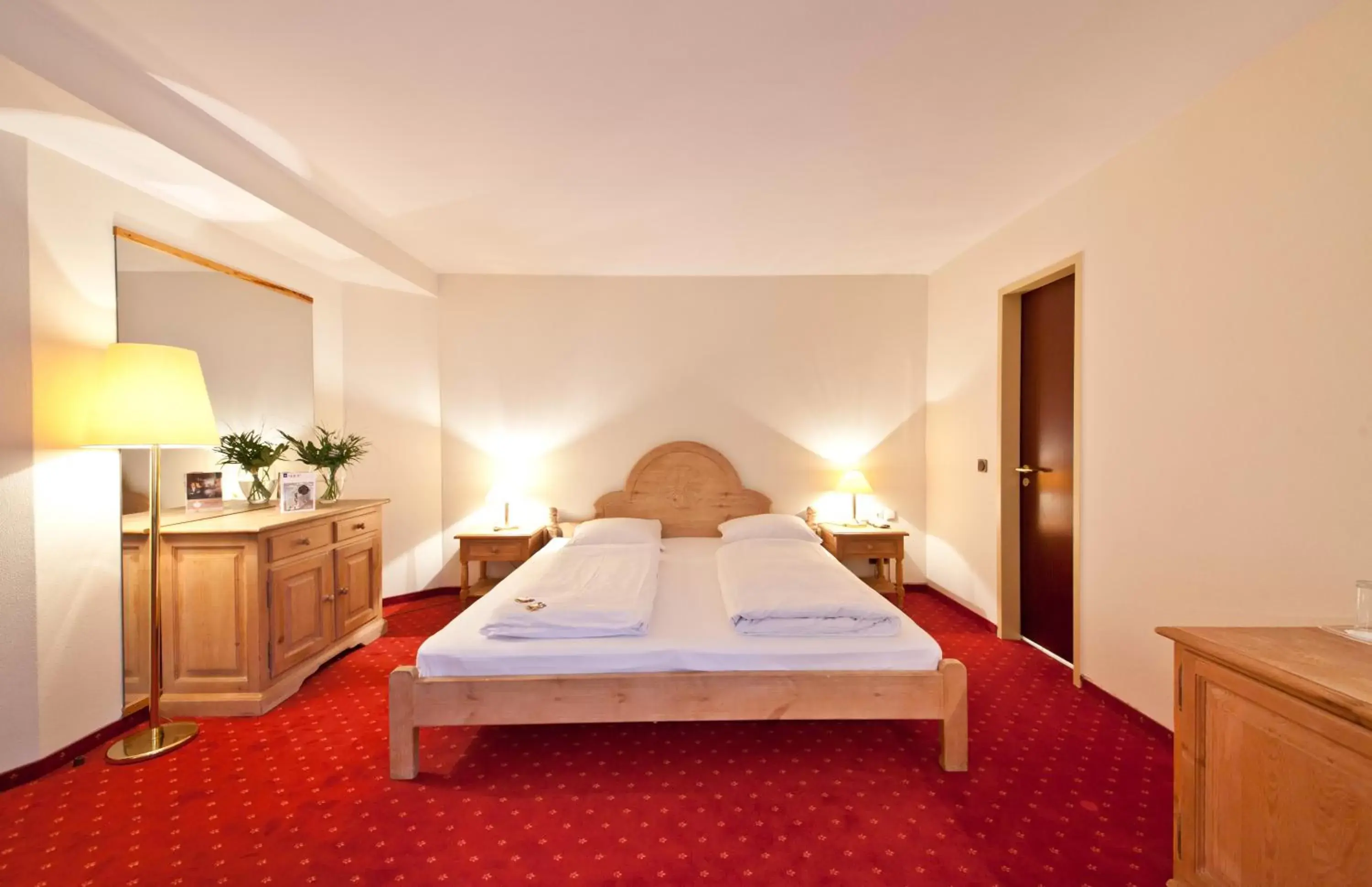 Photo of the whole room, Bed in Novum Hotel Madison Düsseldorf Hauptbahnhof