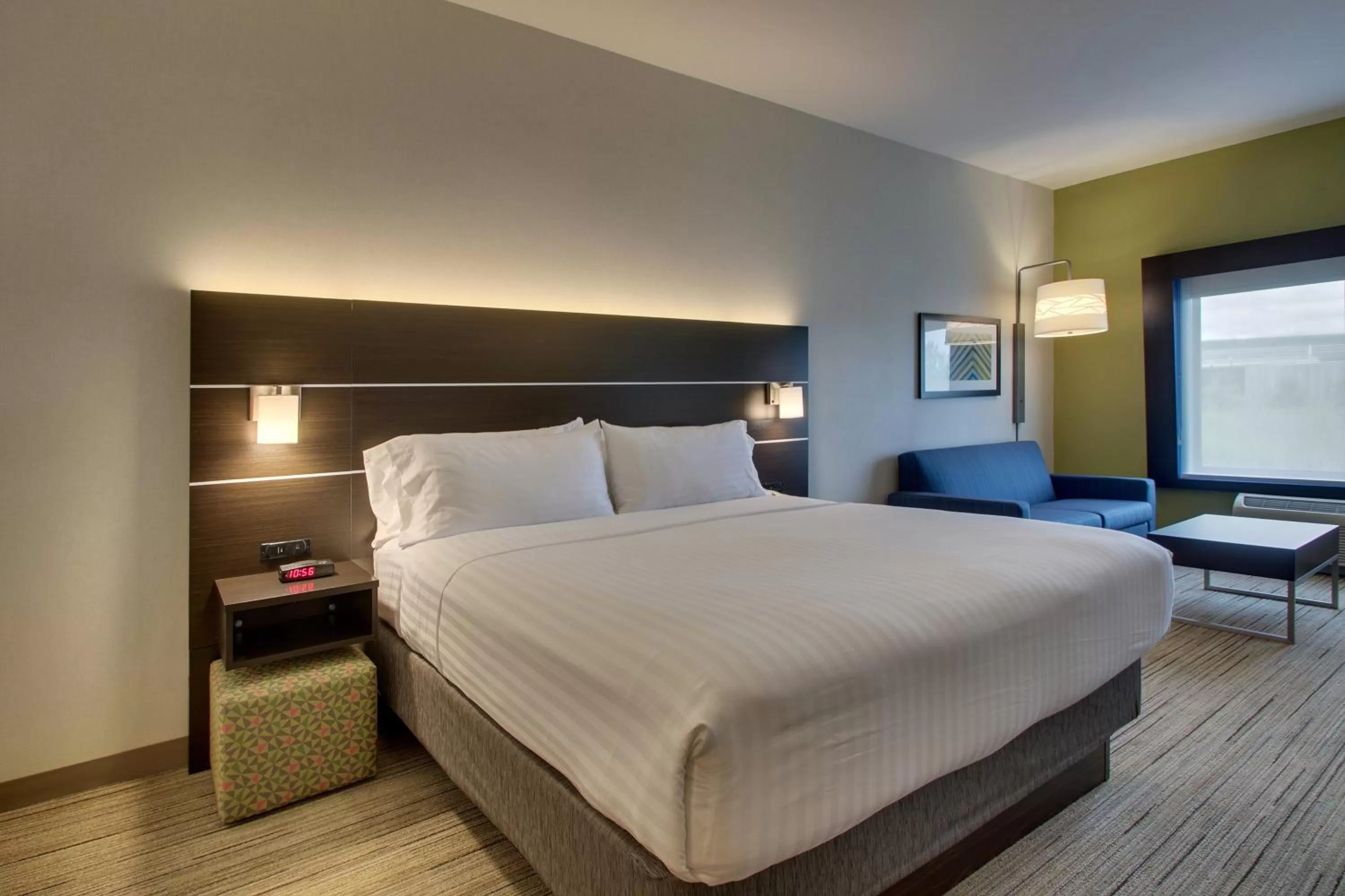 Photo of the whole room, Bed in Holiday Inn Express Hotel & Suites Morris by IHG