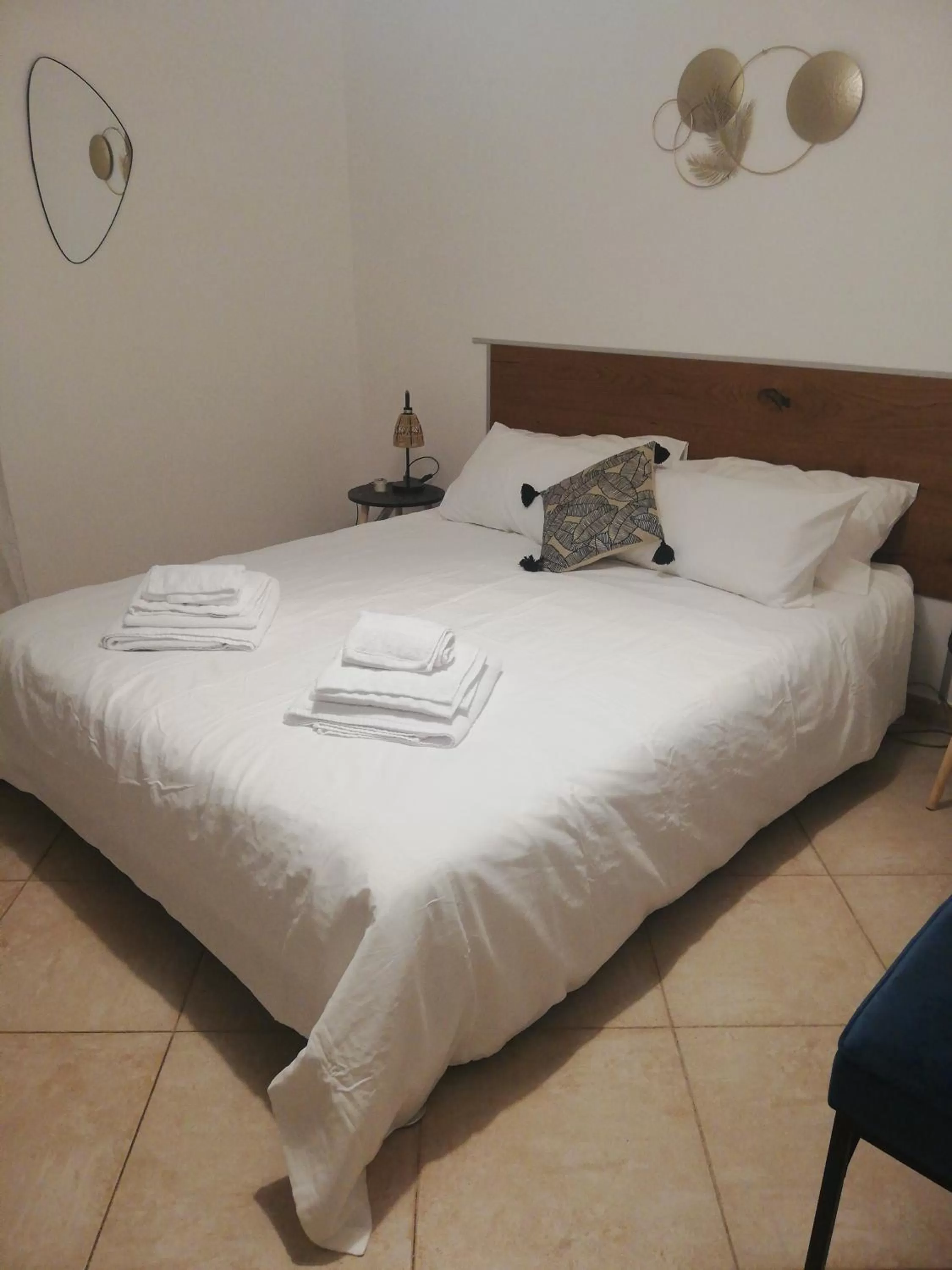 towels, Bed in 215 addaura luxury room