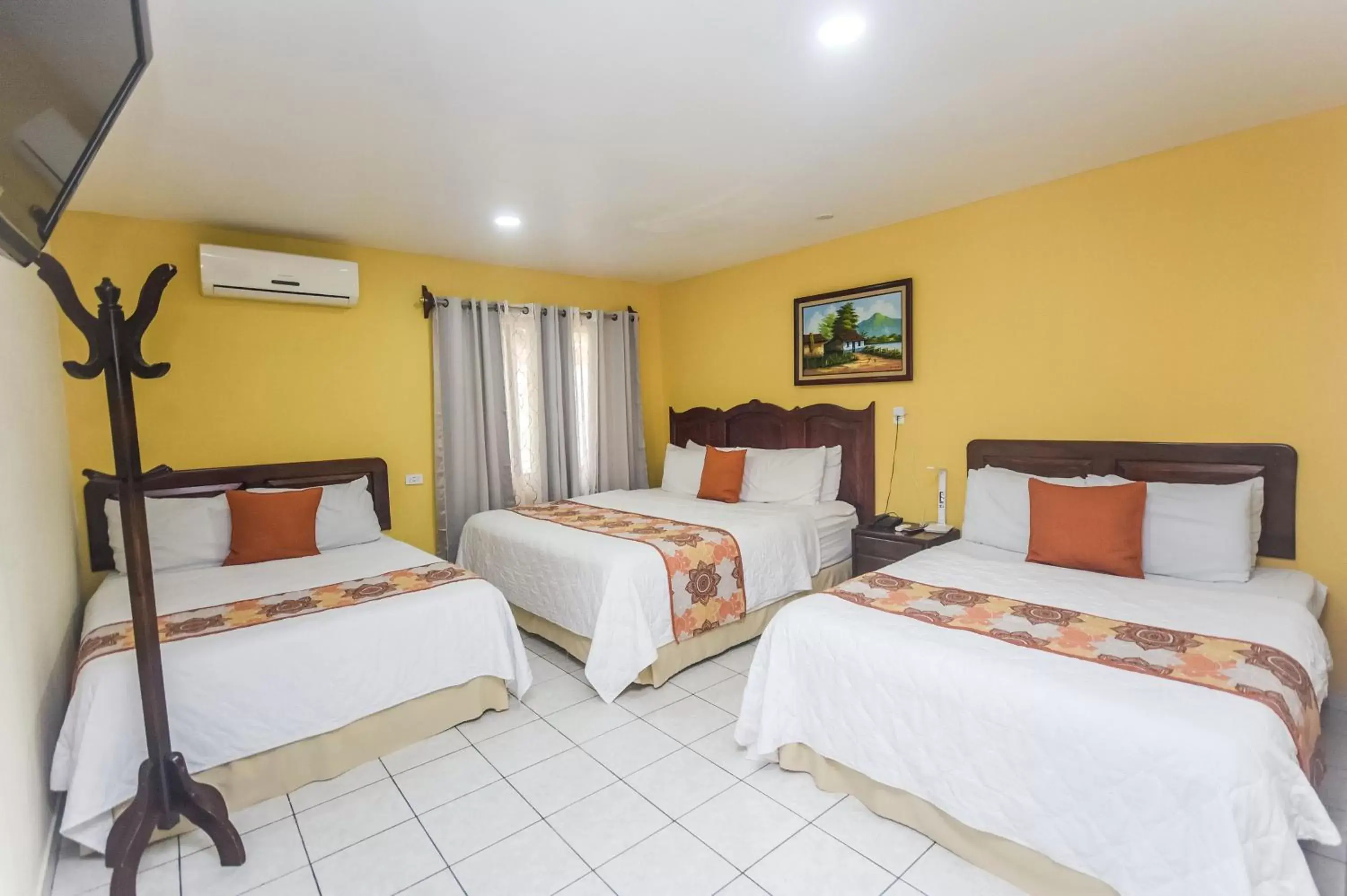 Bedroom, Bed in Berlor Airport Inn