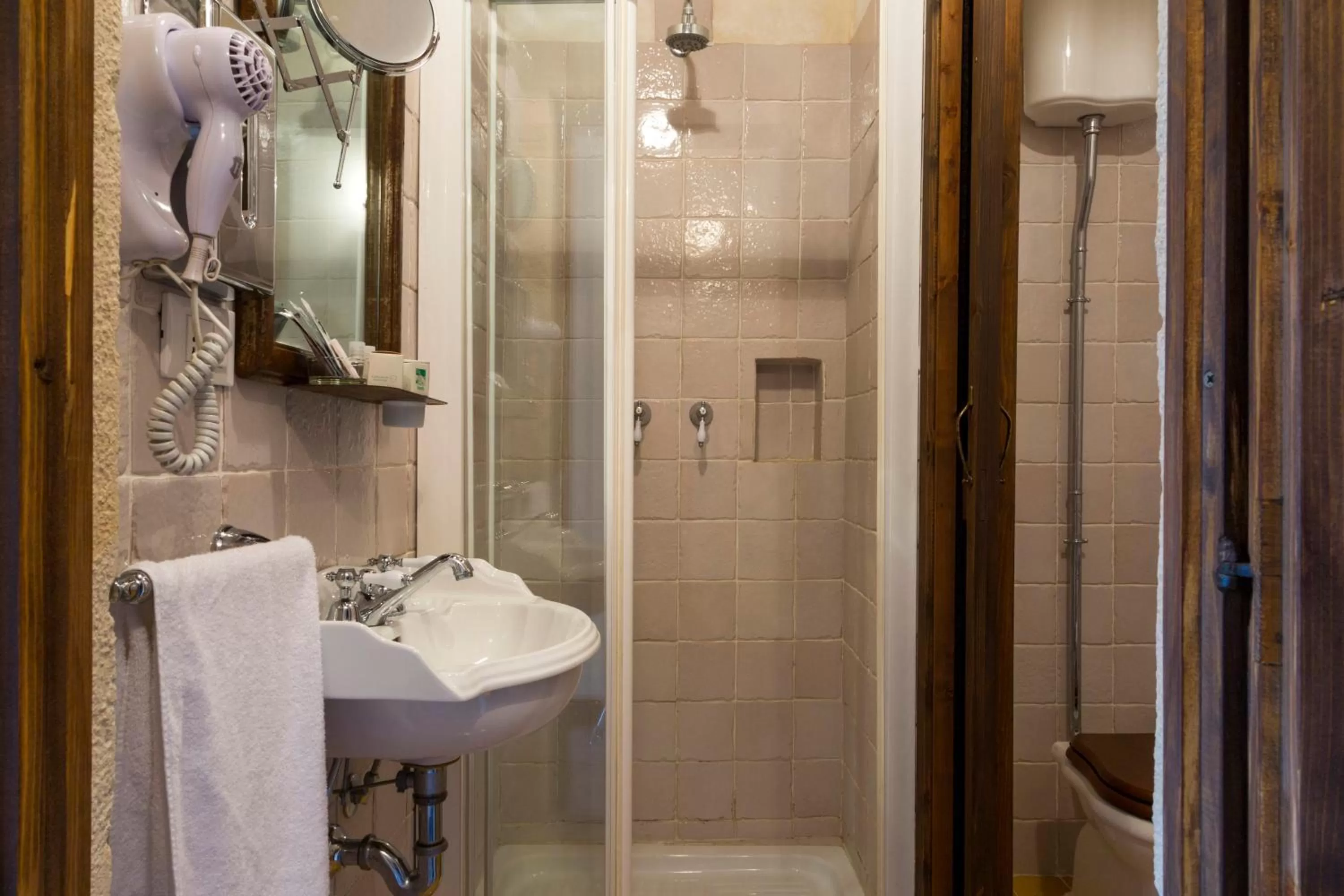 Bathroom in Masseria Fortificata Lo Zafferaneto