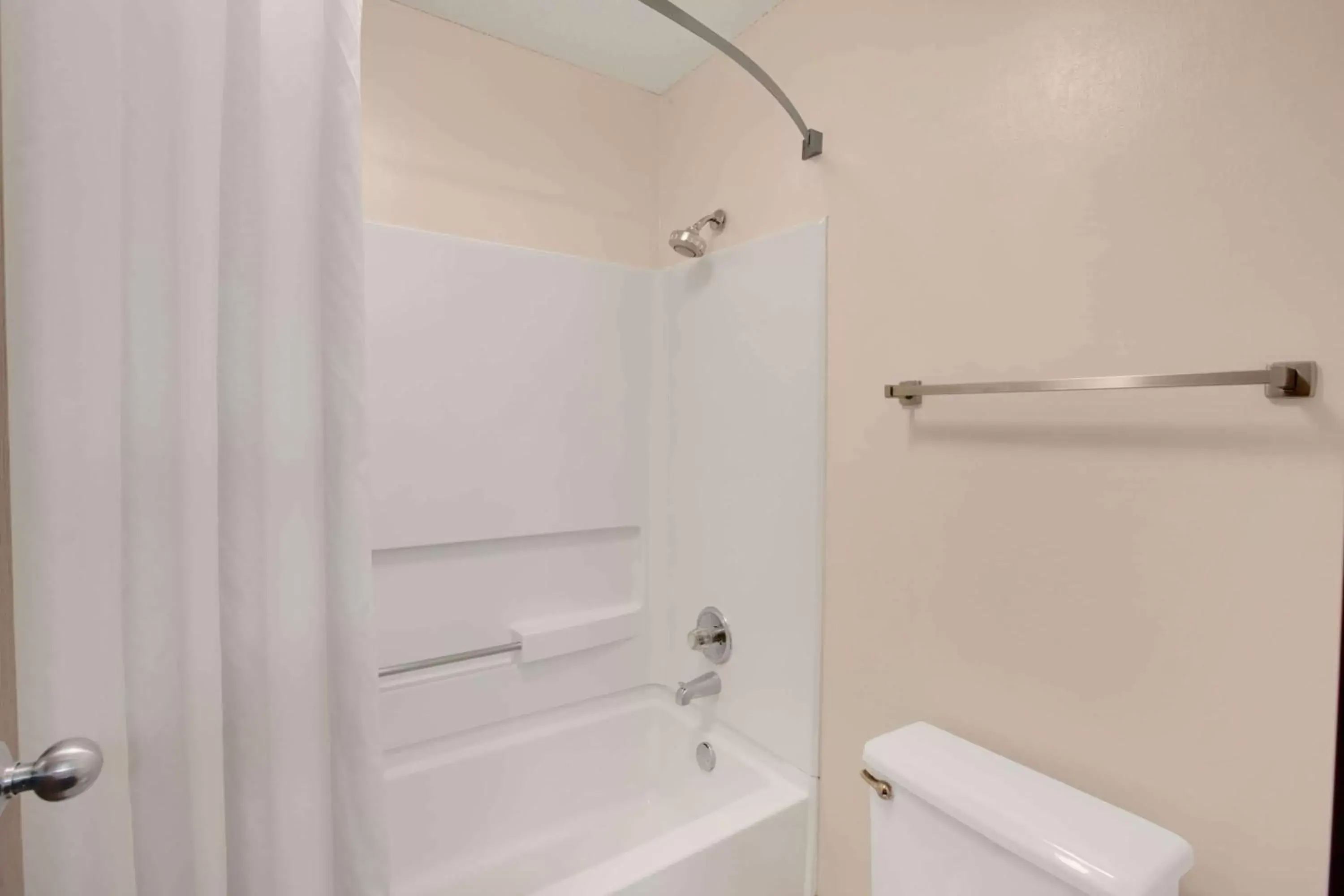 Photo of the whole room, Bathroom in Baymont Inn & Suites Richmond