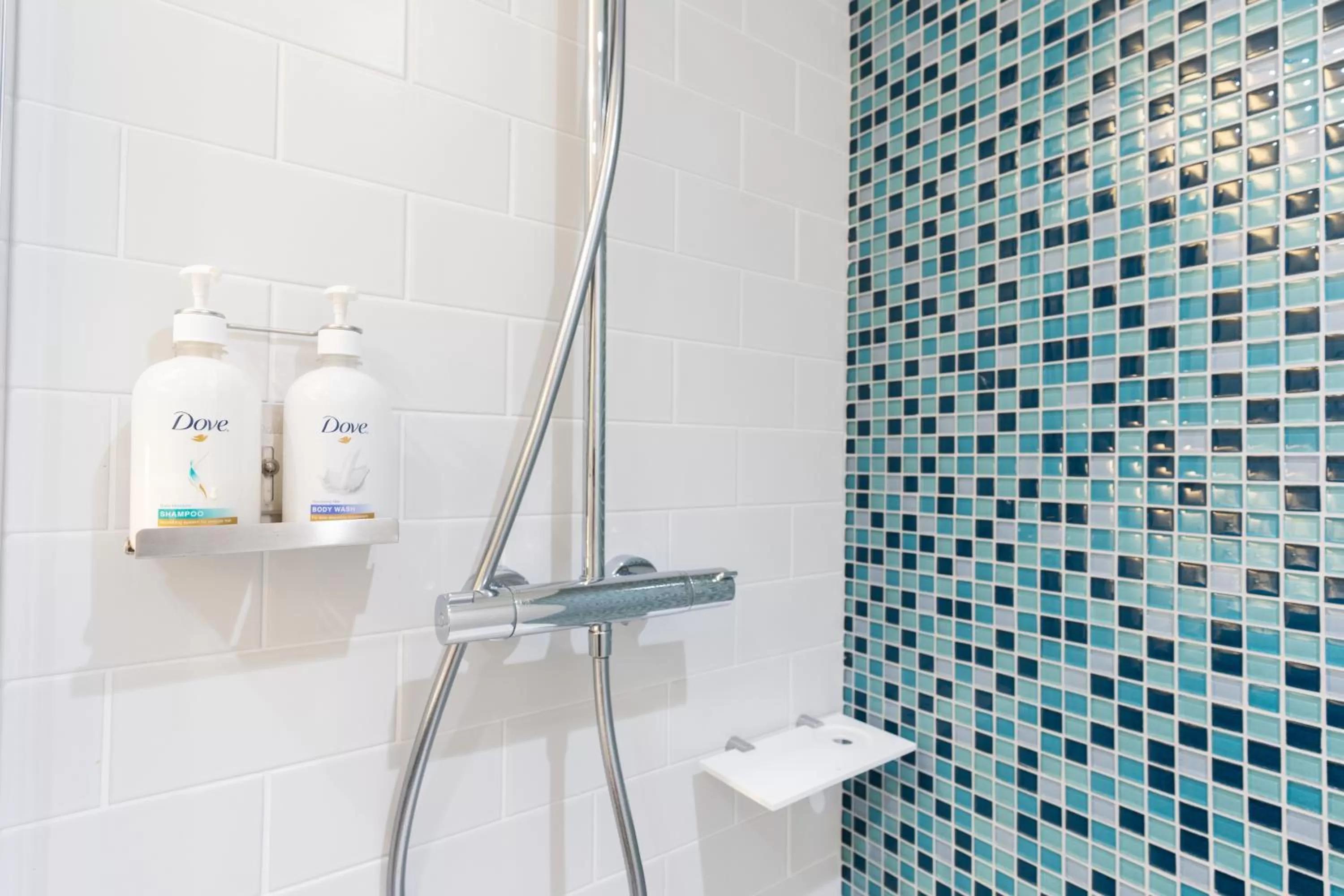 Bathroom in Holiday Inn - Bordeaux-Merignac by IHG