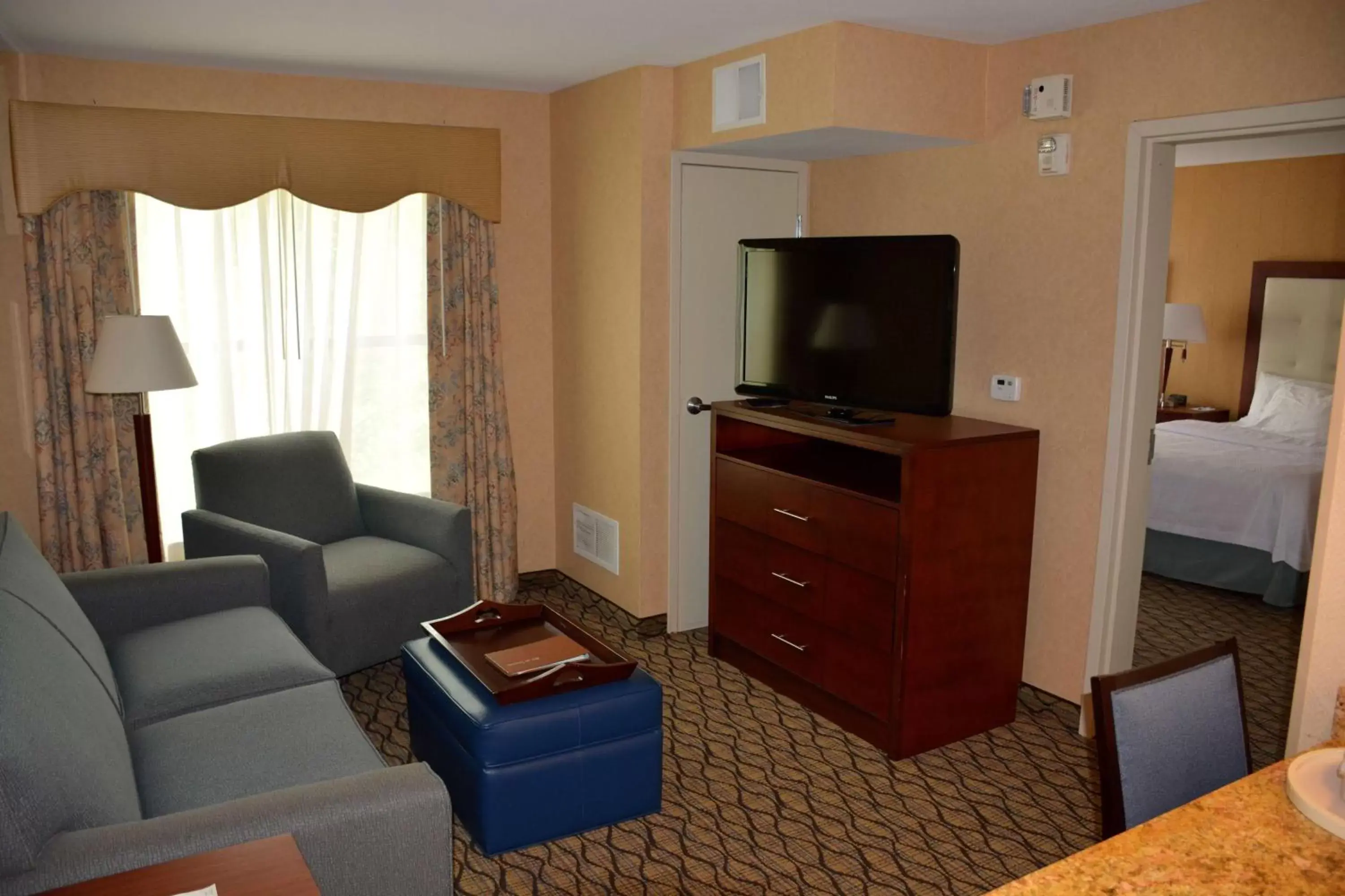 Living room, TV/Entertainment Center in Homewood Suites by Hilton Brighton