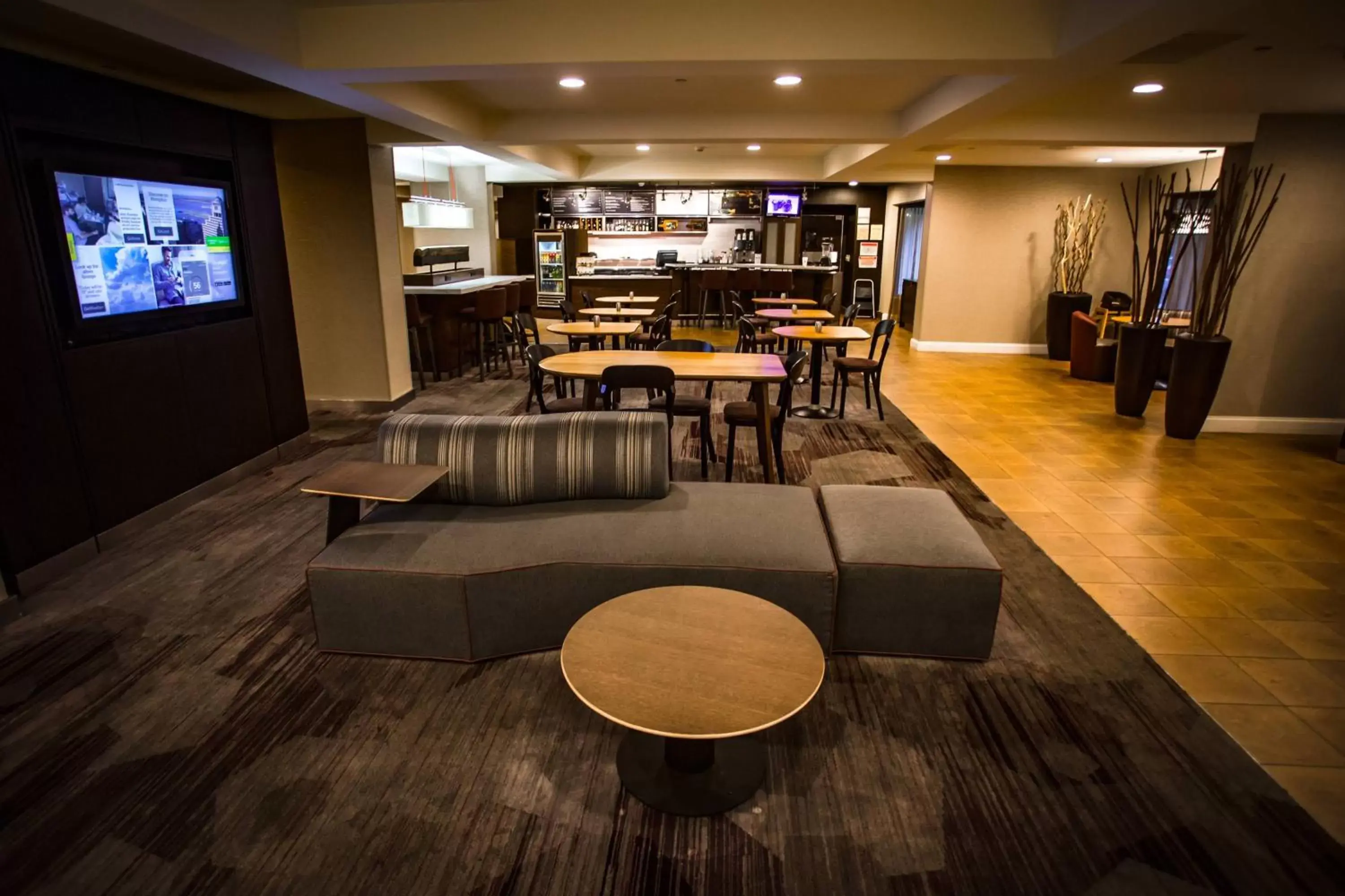 Lobby or reception, Lounge/Bar in Courtyard Memphis East/Bill Morris Parkway