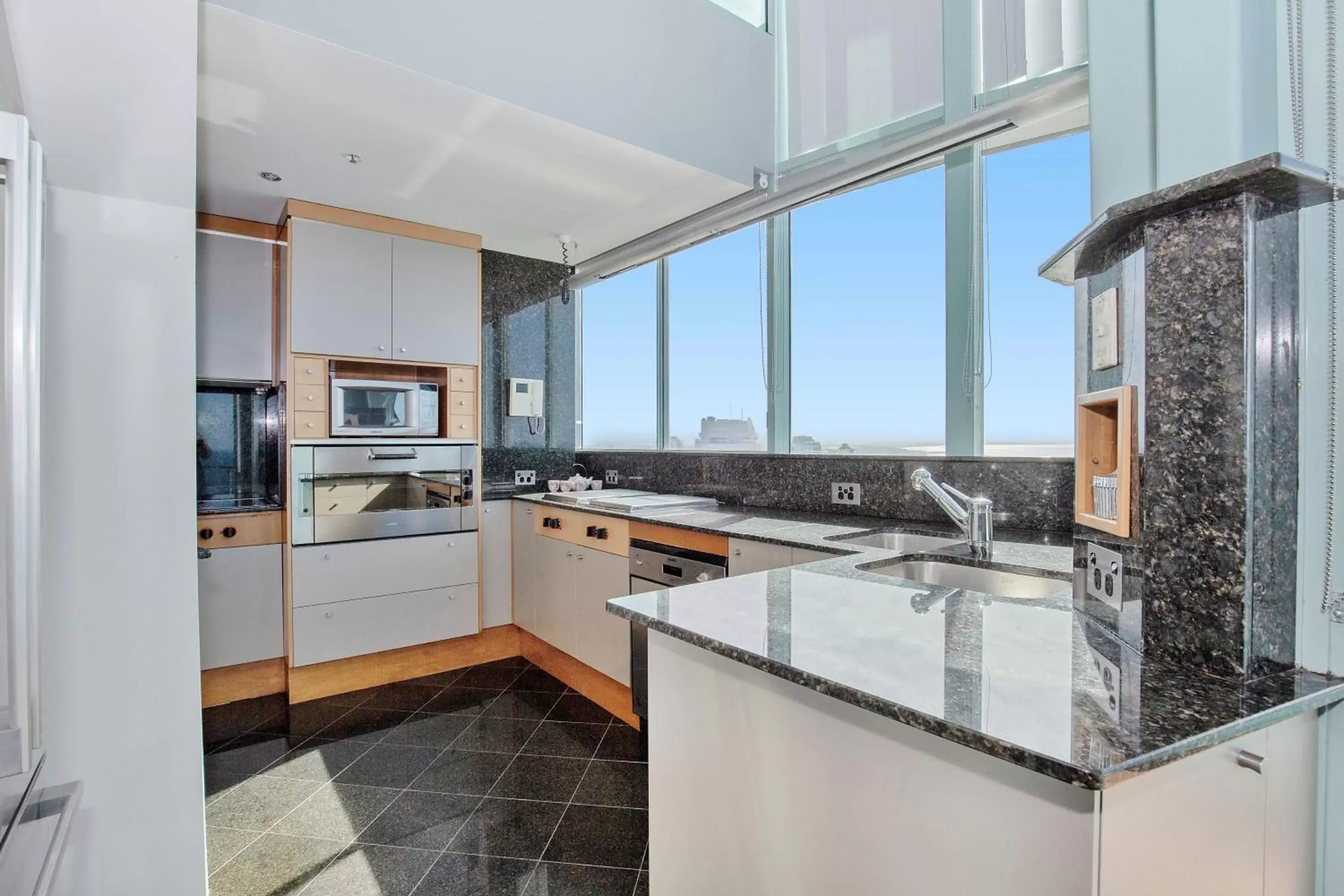 Communal kitchen, Kitchen/Kitchenette in The Waterford on Main Beach