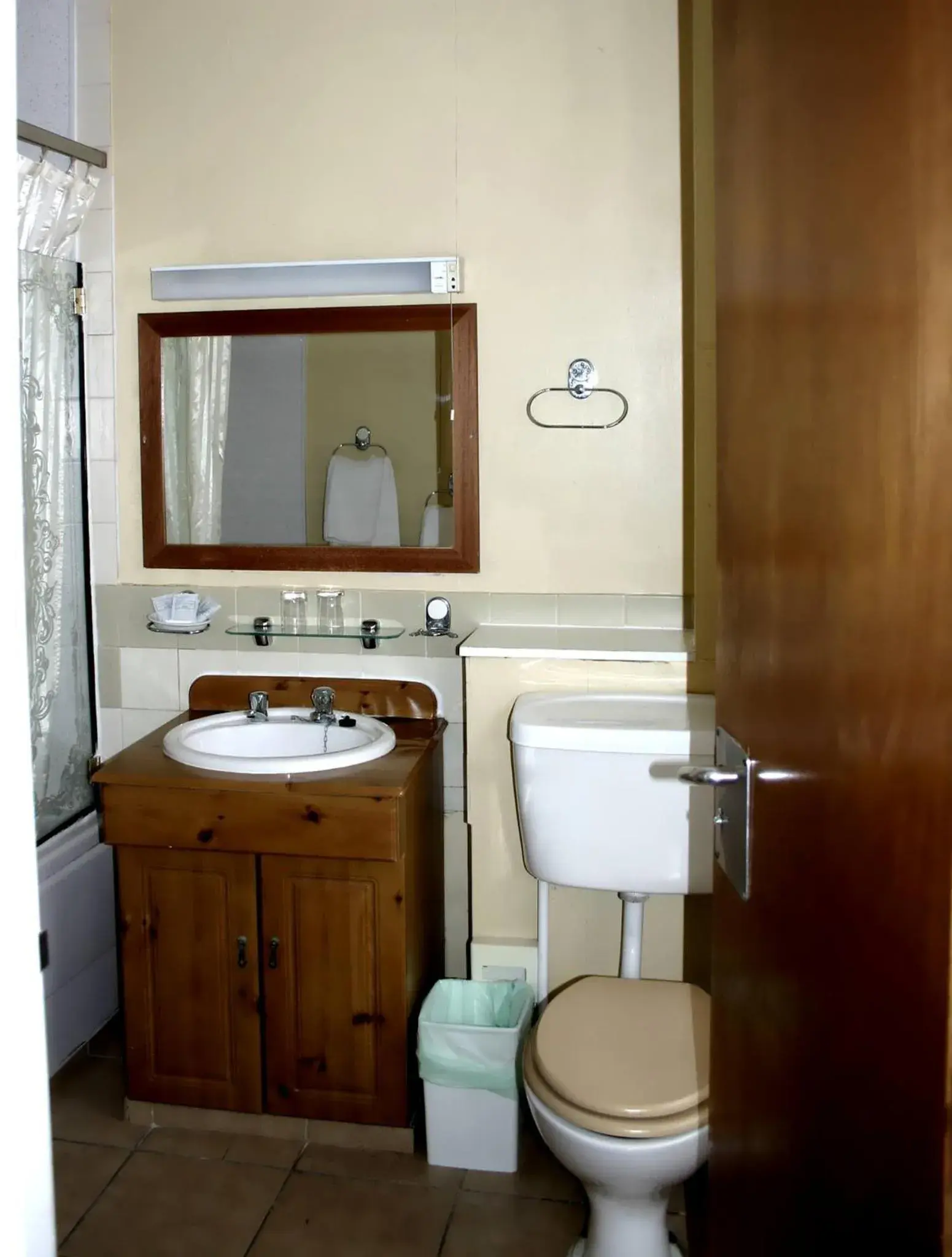 Bathroom in Cardiff Sandringham Hotel
