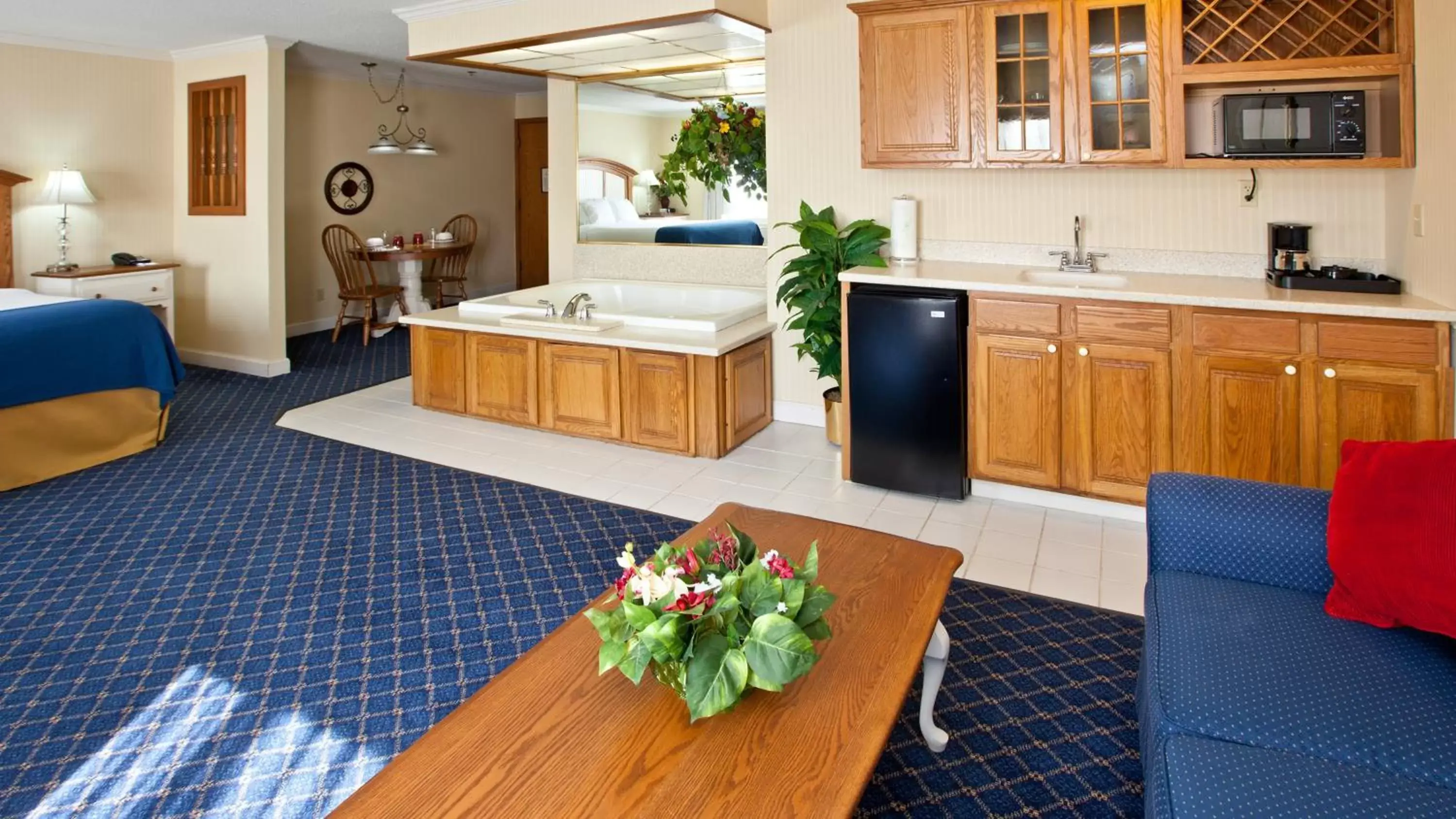 Bedroom, Kitchen/Kitchenette in SureStay Plus by Best Western Fremont I-69