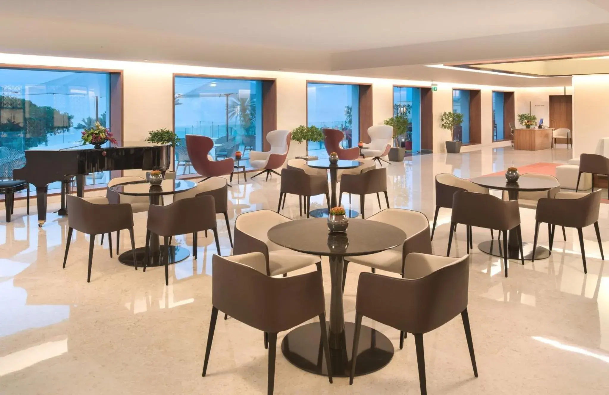 Lounge or bar, Restaurant/Places to Eat in Crowne Plaza Muscat, an IHG Hotel