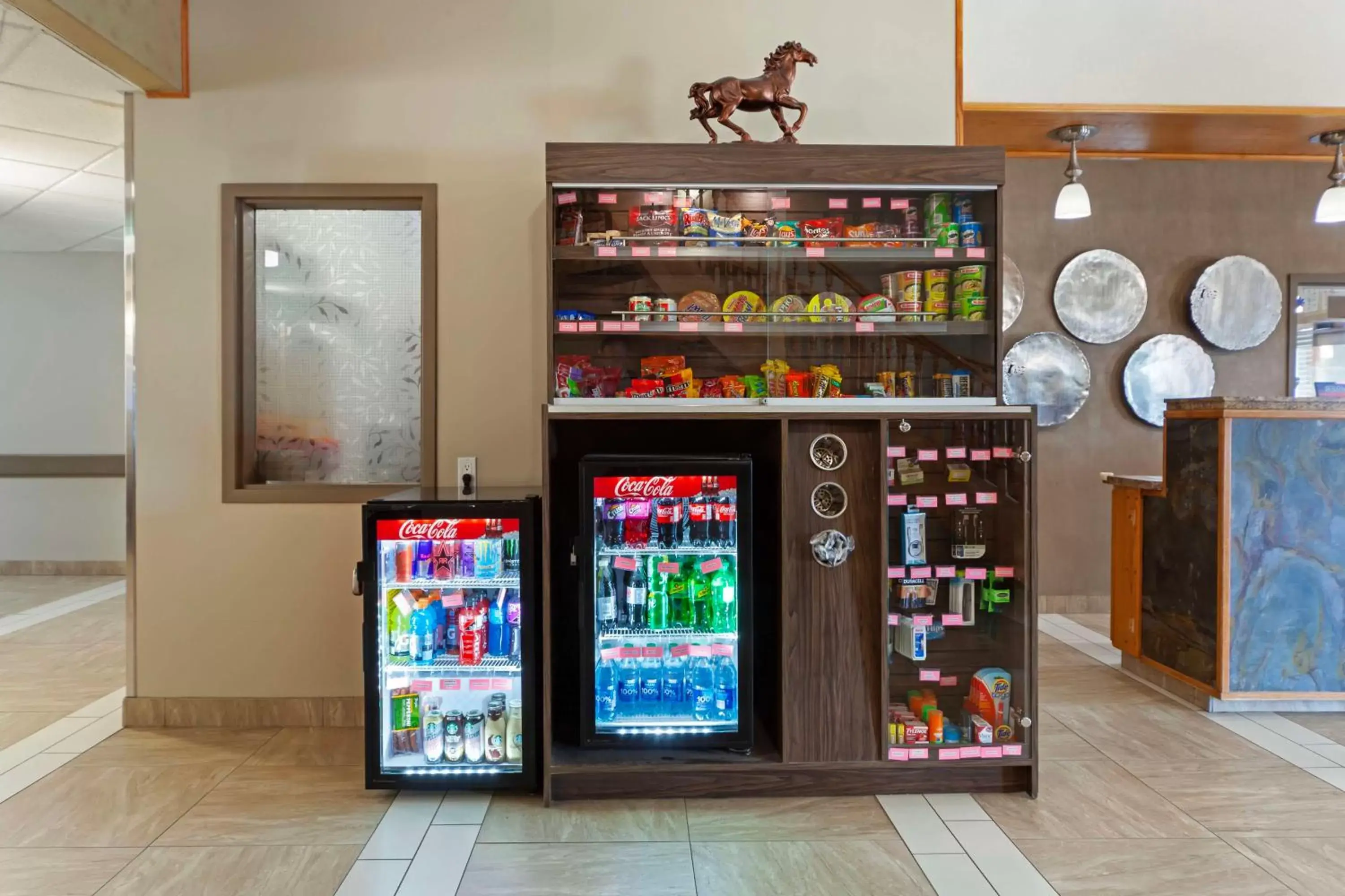Lobby or reception, Supermarket/Shops in Best Western Grande Prairie