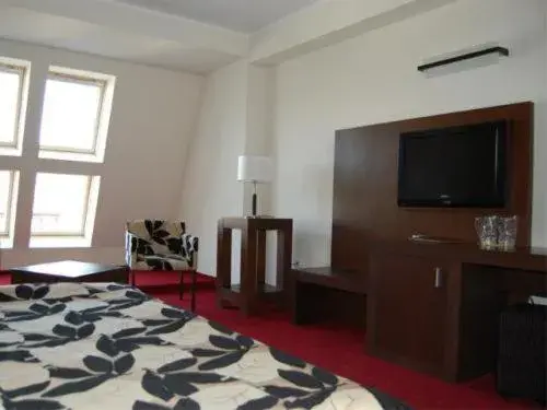 Bed, TV/Entertainment Center in Hotel Wolf 2