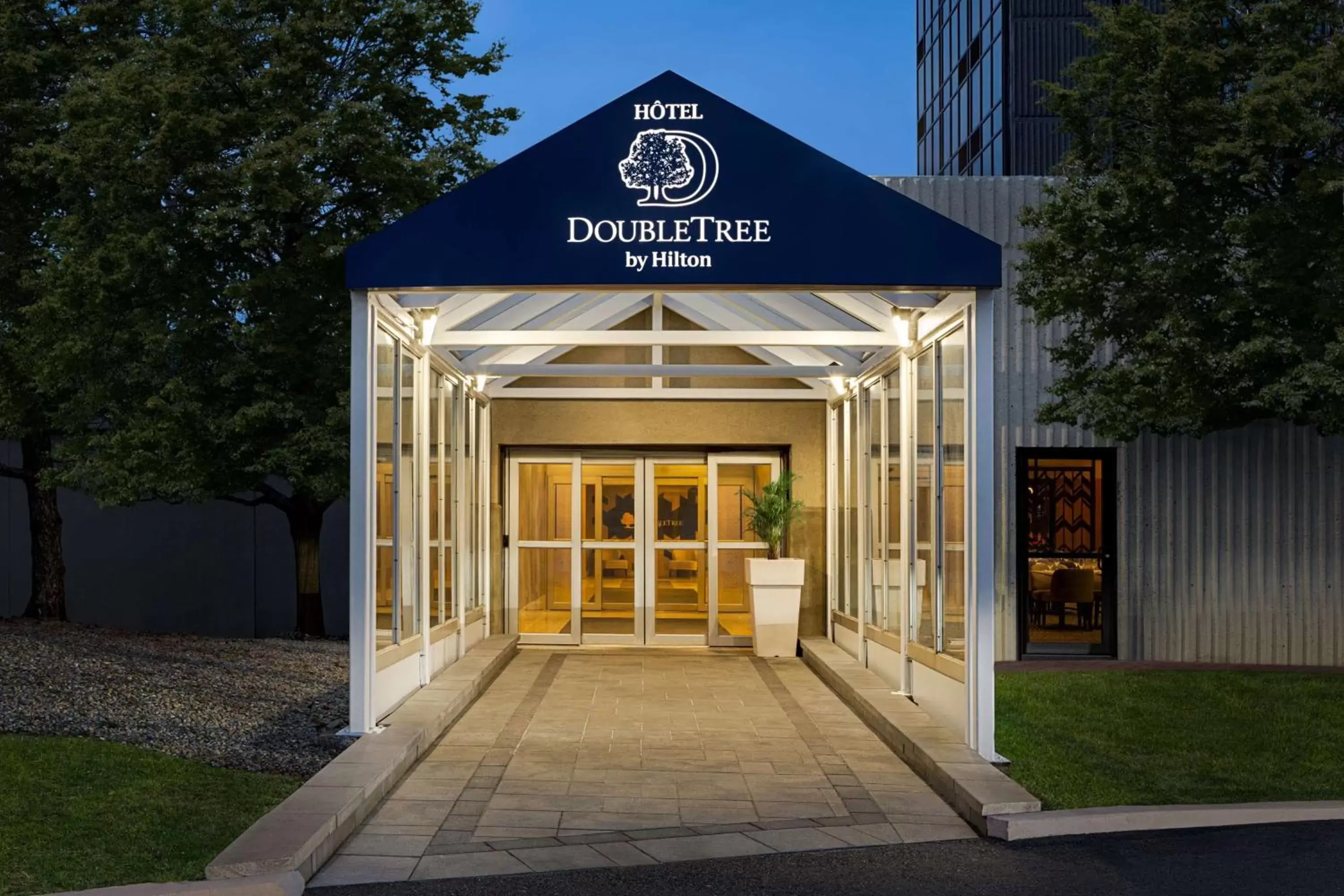 Property building in Doubletree By Hilton Pointe Claire Montreal Airport West