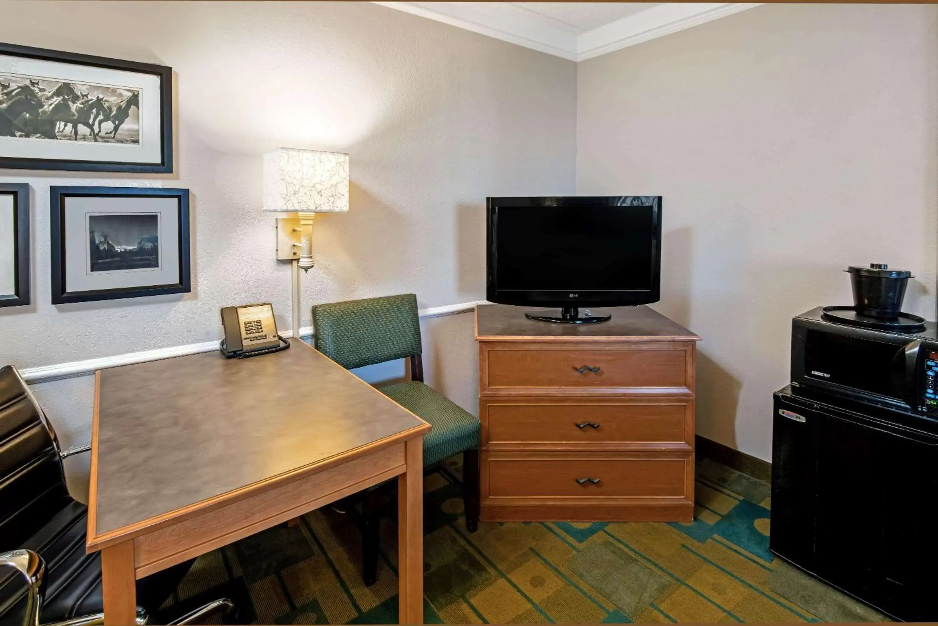 Photo of the whole room, TV/Entertainment Center in La Quinta Inn by Wyndham Amarillo Mid-City