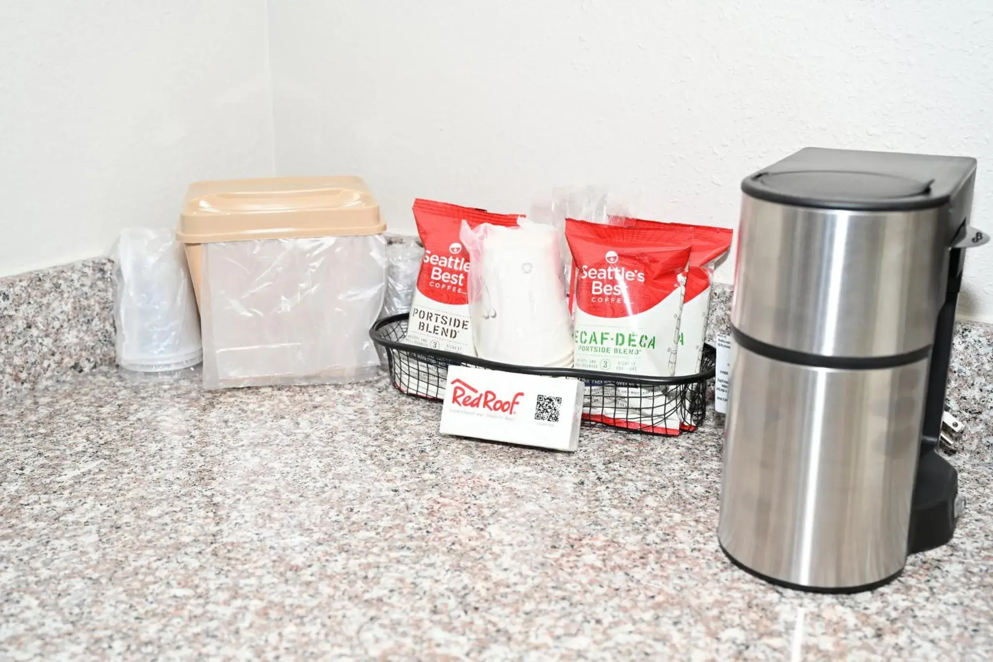 Superior King Room Disability Access Roll-In Shower Non-Smoking in Red Roof Inn Spartanburg - I-85 Superior King Room Disability Access Roll-In Shower Non-Smoking in Red Roof Inn Spartanburg - I-85