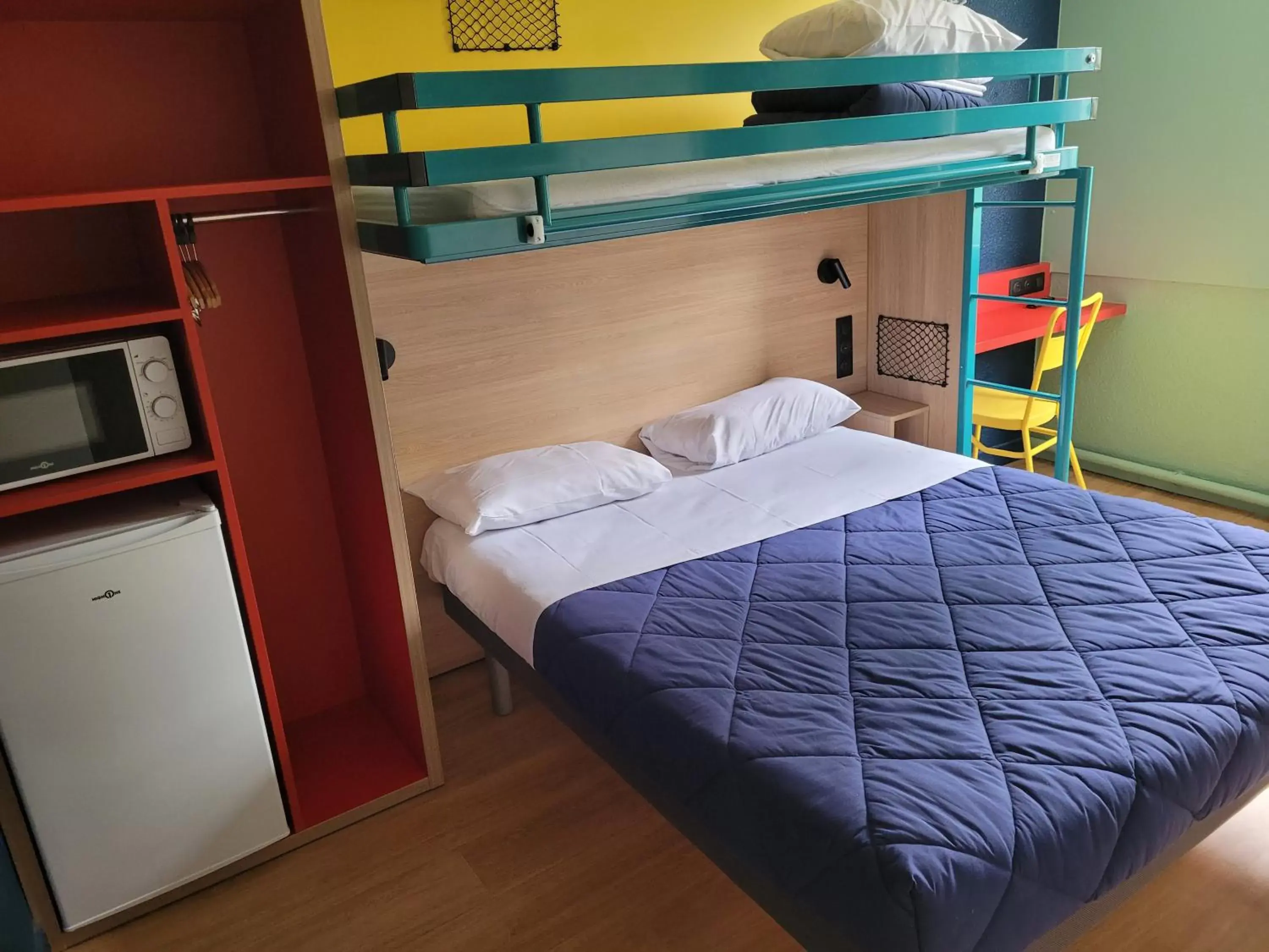 Photo of the whole room, Bunk Bed in Premiere Classe Lyon Nord Dardilly