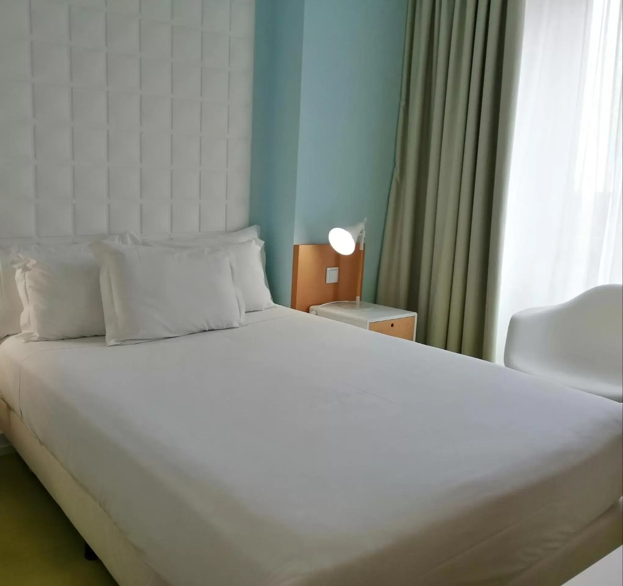 Bed in Legendary Porto Hotel