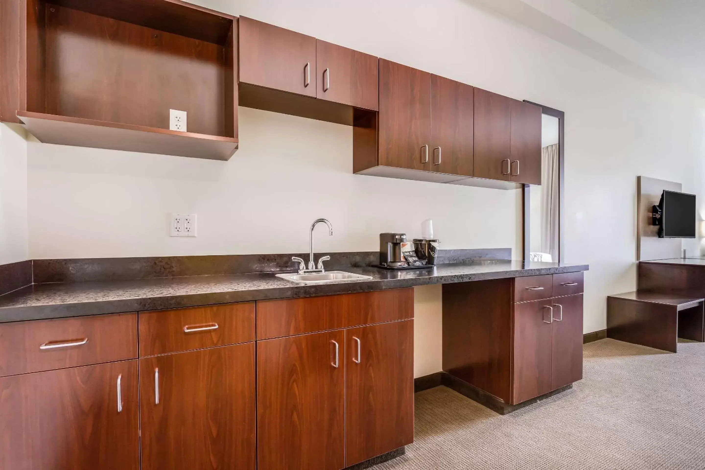 Photo of the whole room, Kitchen/Kitchenette in Sleep Inn & Suites Park City-Wichita North