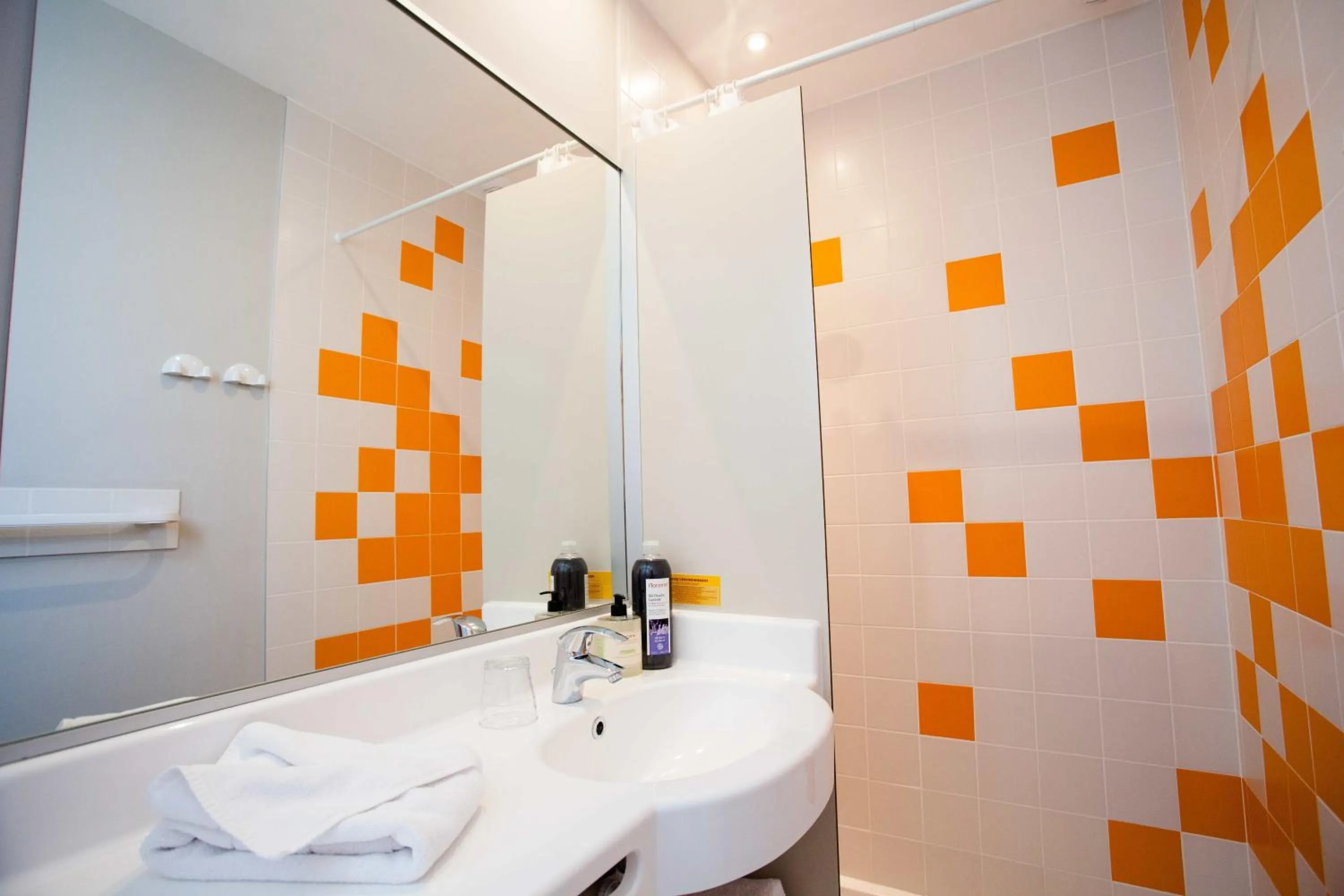 Bathroom in Hôtel de Ré, "The Originals Résidence"