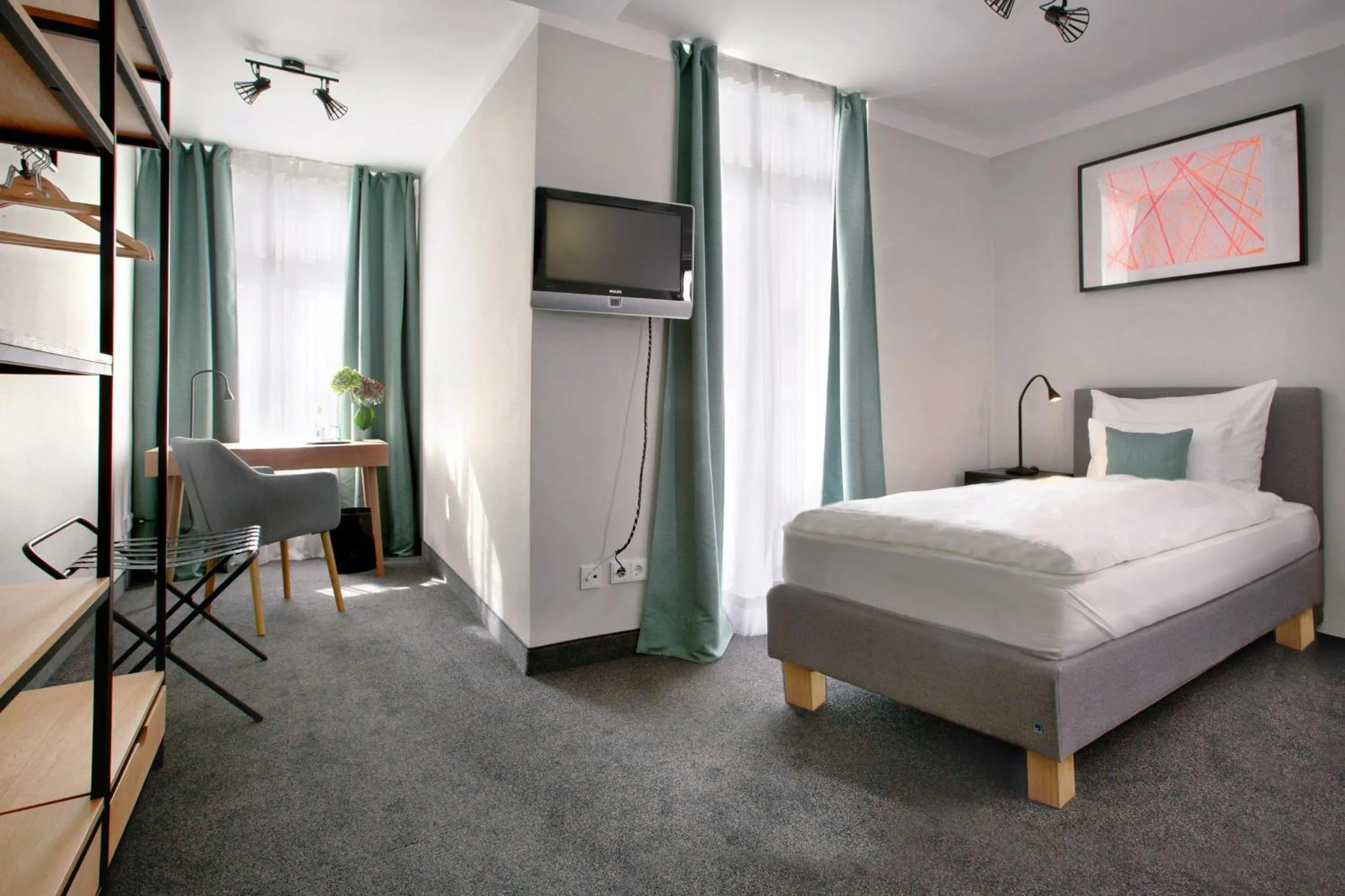 Photo of the whole room, Bed in Hotel Rotkreuzplatz