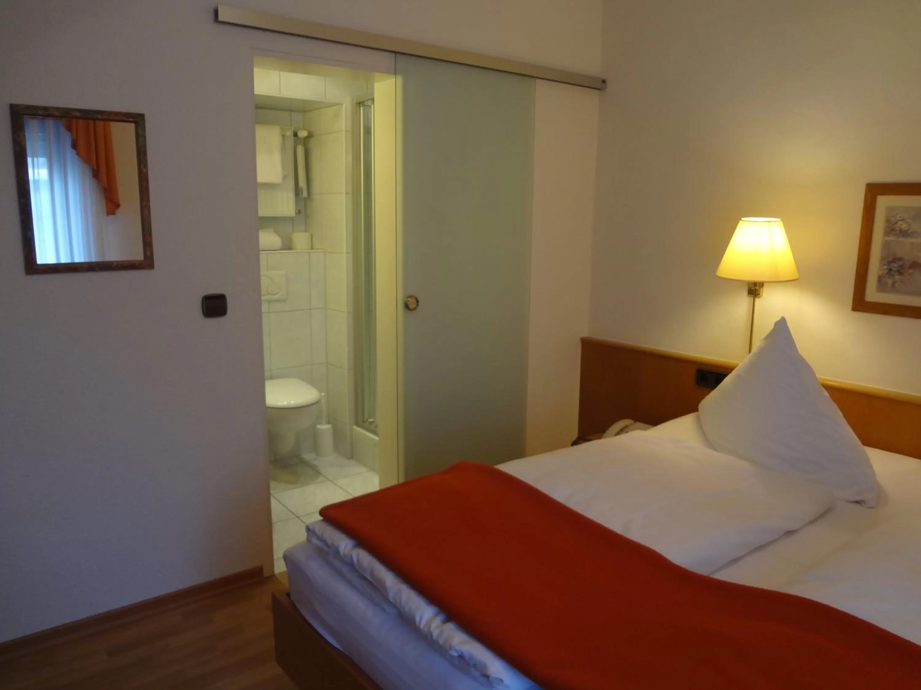 Bed in Hotel Rose Heidelberg inklusive Frühstück, Saunanutzung und Parkplätze nach Verfügbarkeit