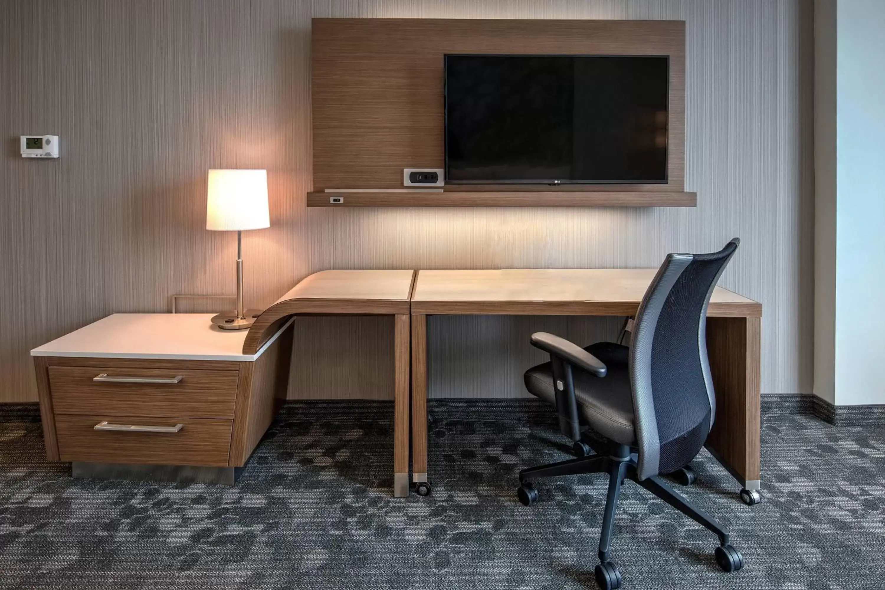 Photo of the whole room, TV/Entertainment Center in Courtyard by Marriott Kansas City Downtown/Convention Center