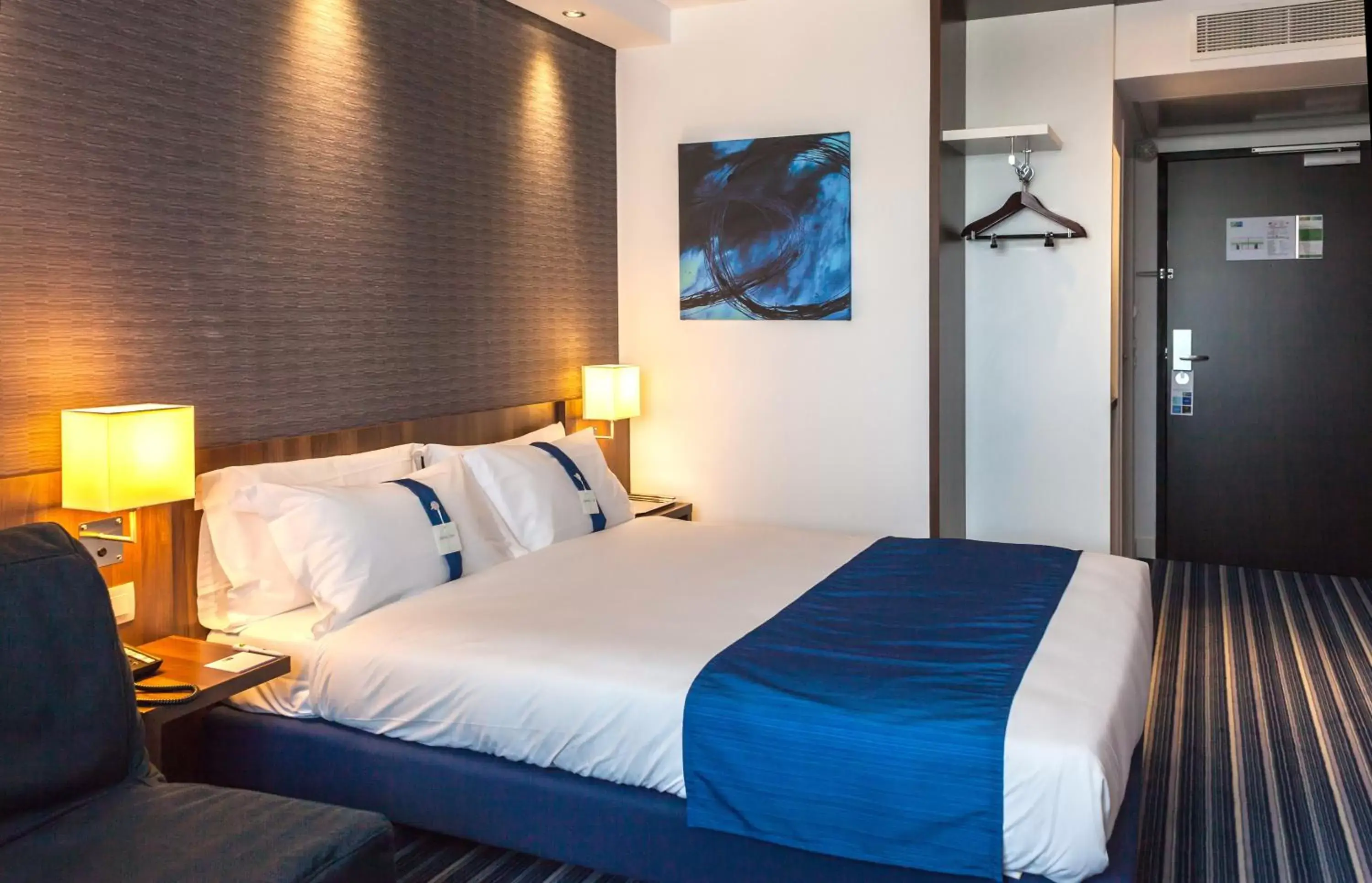 Bed in Holiday Inn Express Montpellier - Odysseum, an IHG Hotel