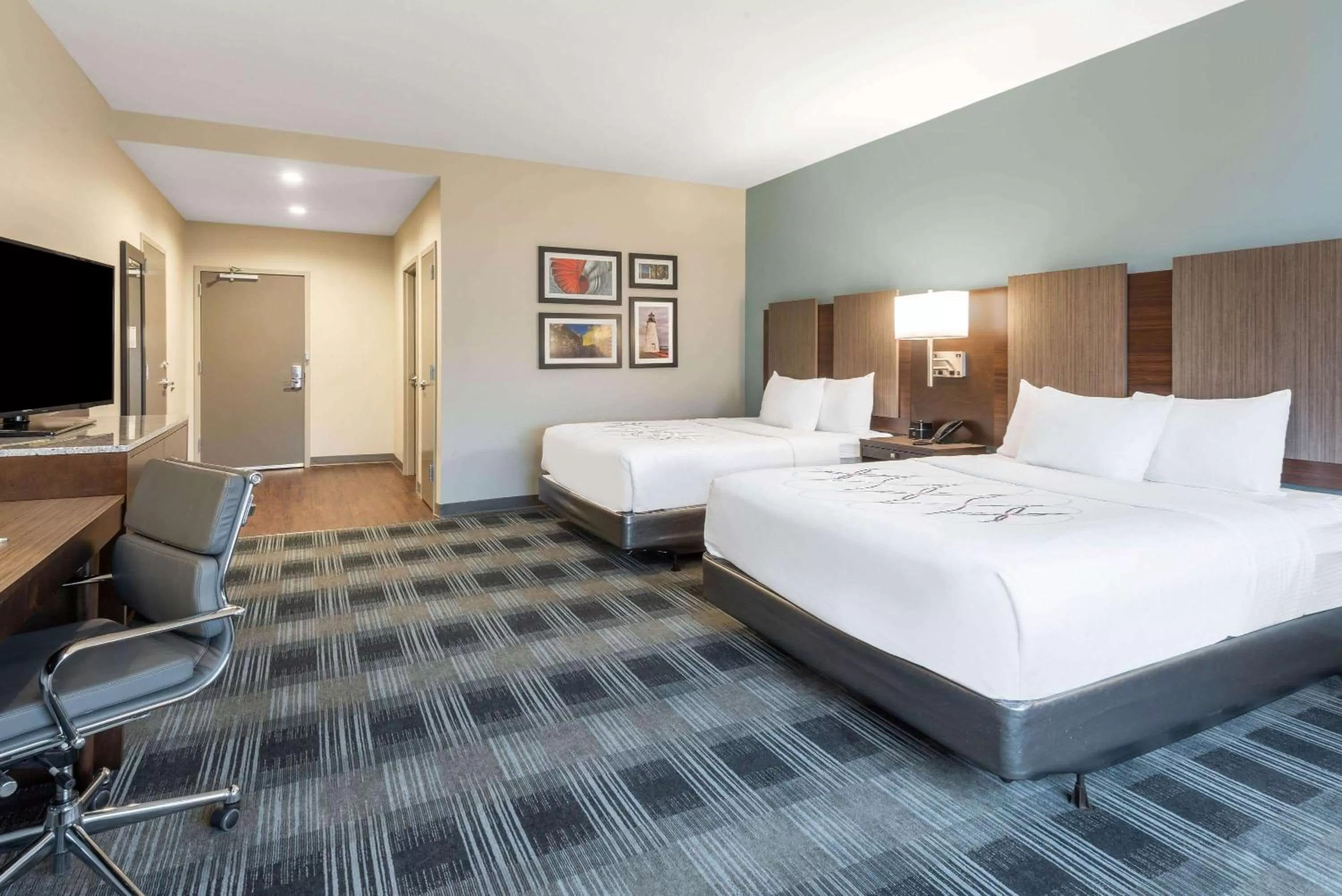 Photo of the whole room, Bed in La Quinta by Wyndham Aberdeen-APG