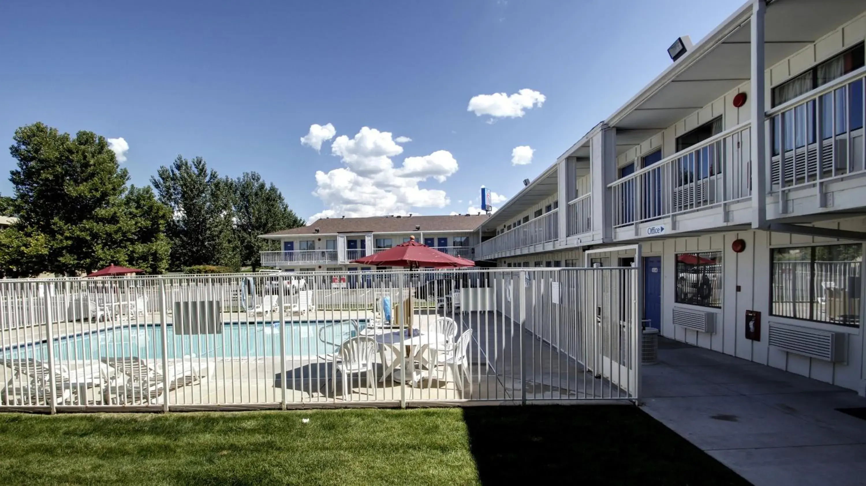 Swimming pool, Property Building in Motel 6-Woods Cross, UT - Salt Lake City - North