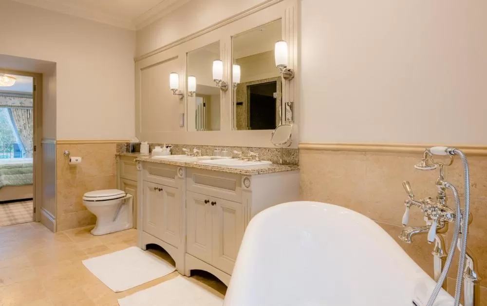 Toilet in Crossbasket Castle, Hotel & Restaurant