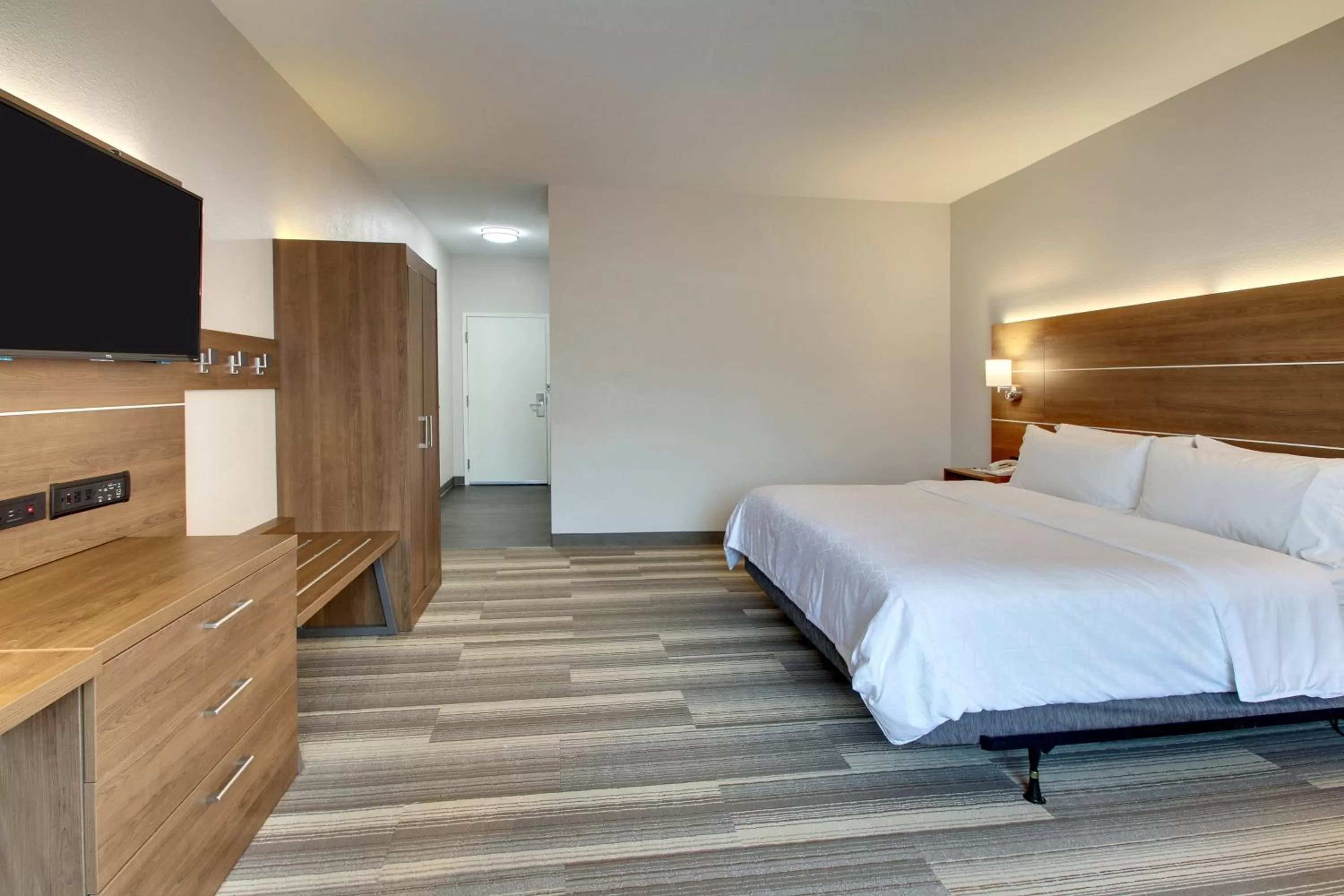 Photo of the whole room, Bed in Holiday Inn Express & Suites Laurel by IHG