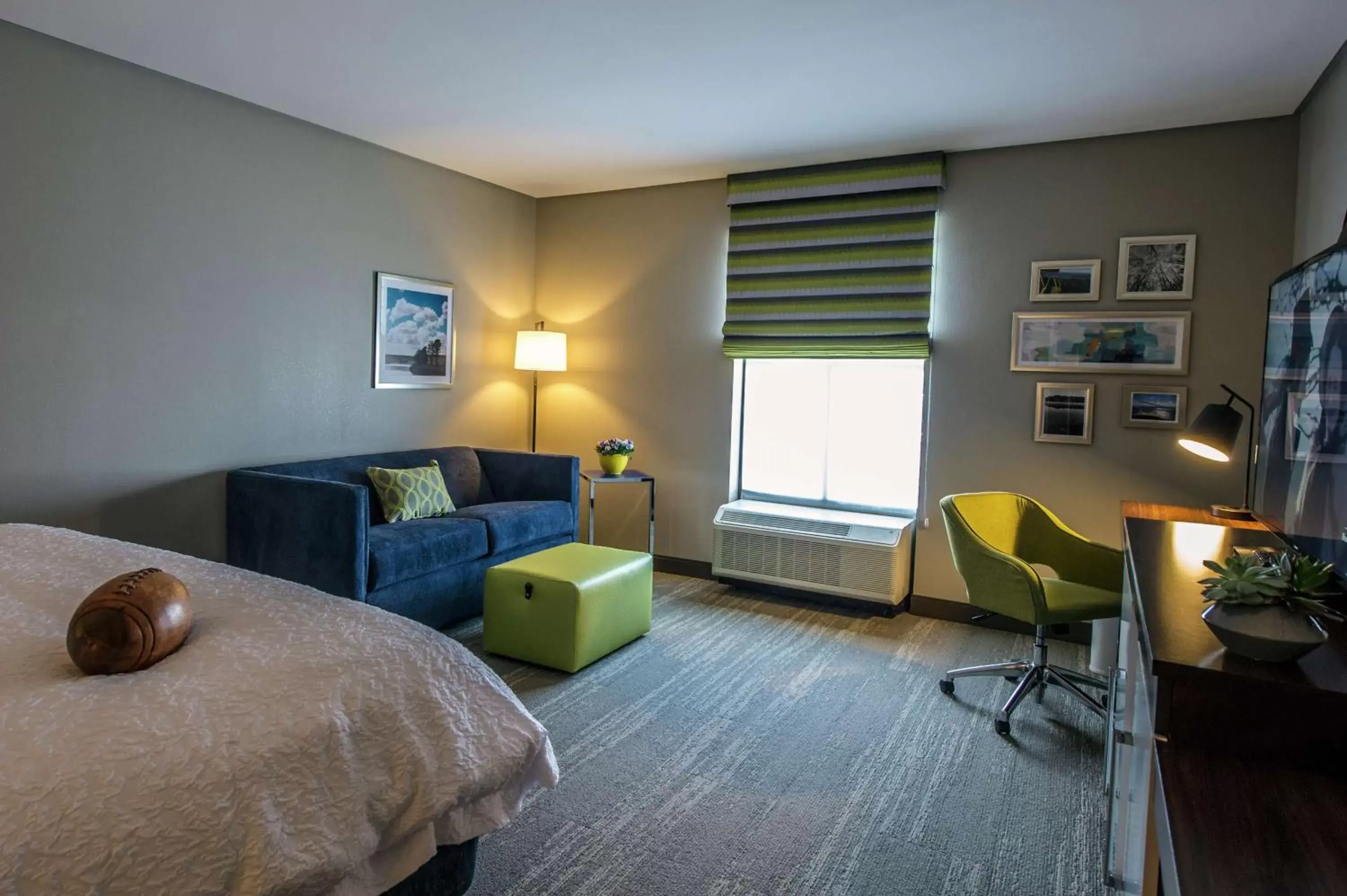 Bedroom, Seating Area in Hampton Inn & Suites/Foxborough/Mansfield