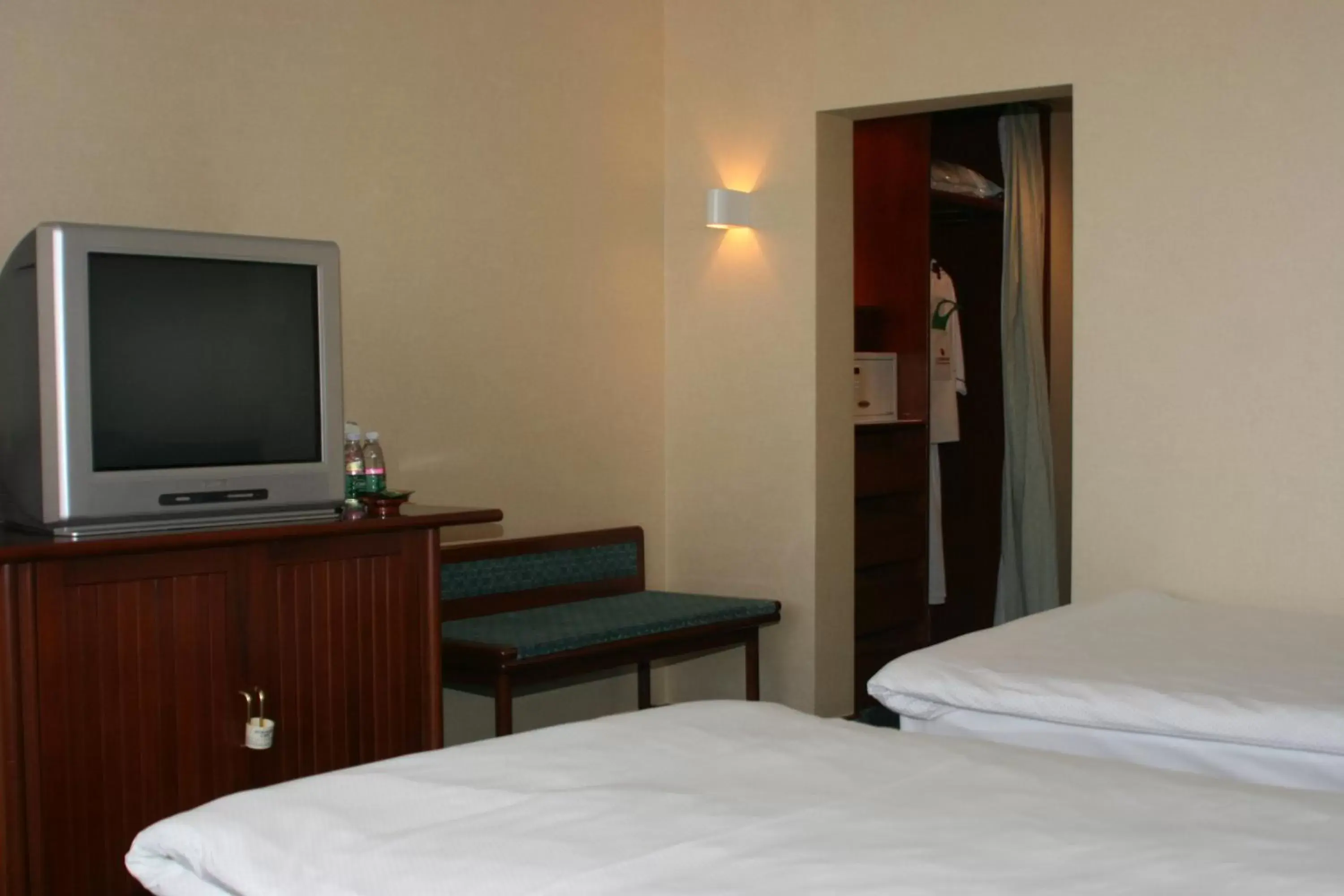 Bed, TV/Entertainment Center in CITIC Hotel Beijing Airport