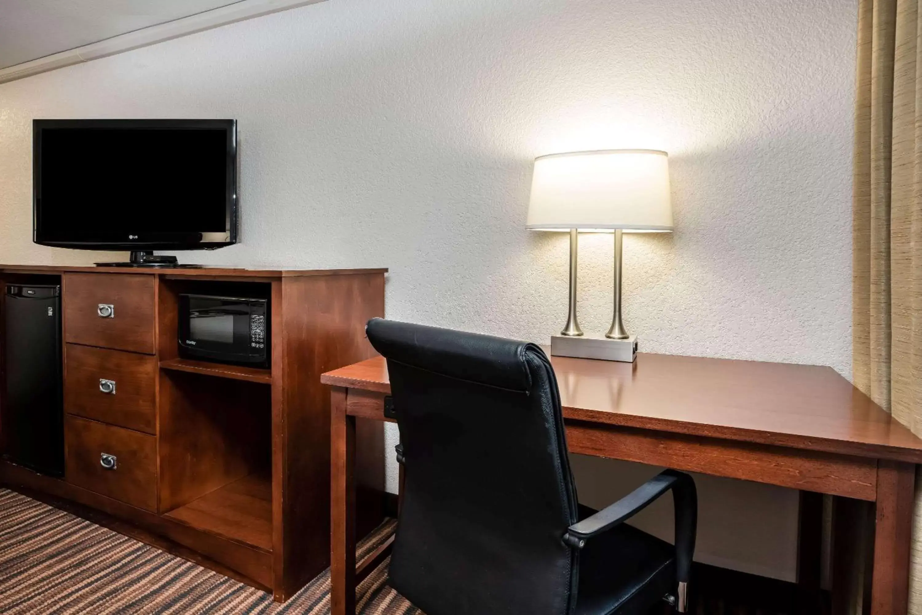 Photo of the whole room, TV/Entertainment Center in La Quinta Inn by Wyndham Bend
